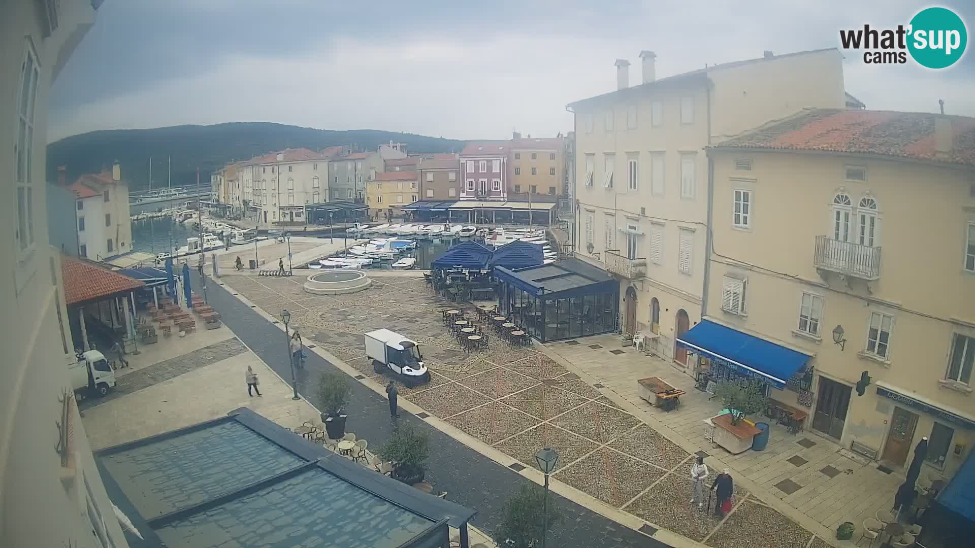 V ŽIVO spletna kamera Cres mesto – glavni trg in “mandrač” – otok Cres – Hrvaška