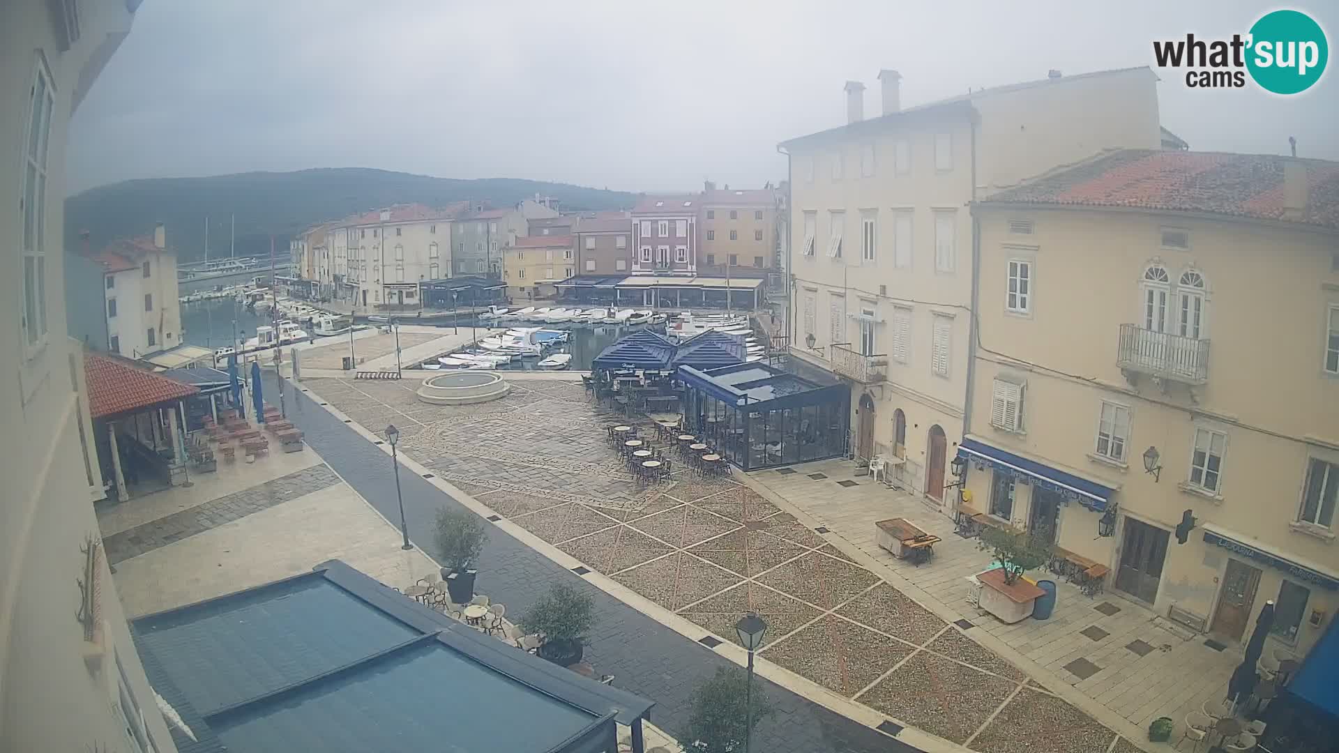 V ŽIVO spletna kamera Cres mesto – glavni trg in “mandrač” – otok Cres – Hrvaška
