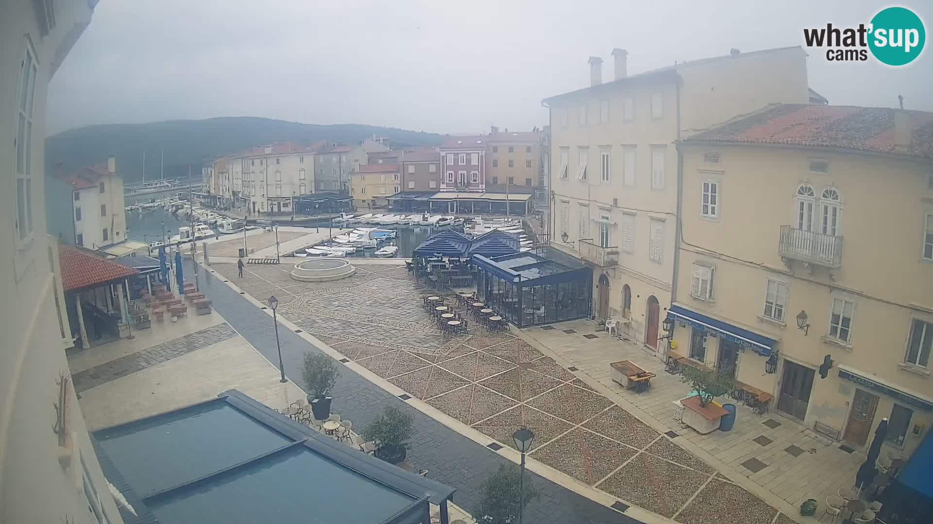 Web kamera Grad Cres – glavni trg i “mandrač” – otok Cres