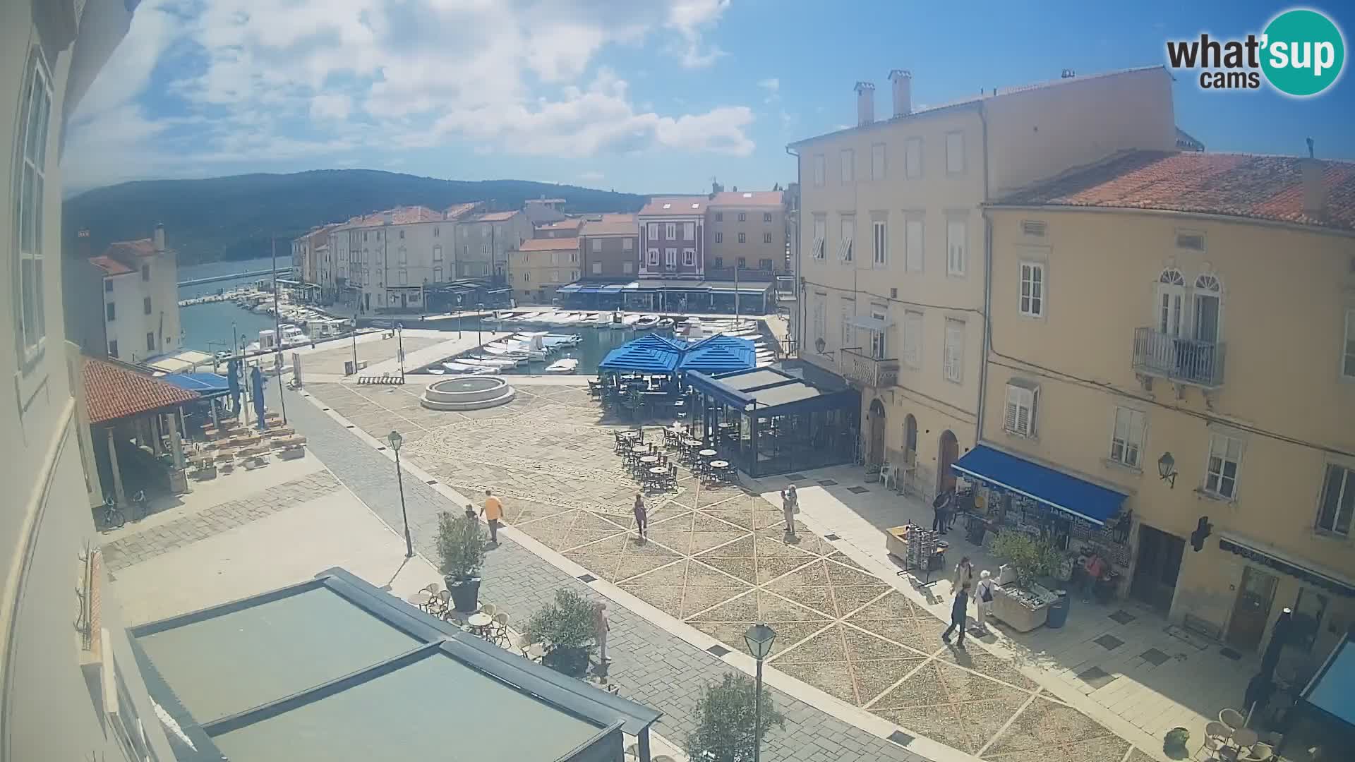 Kamera v ŽIVO Cres mesto – glavni trg in “mandrač” – otok Cres – Hrvaška