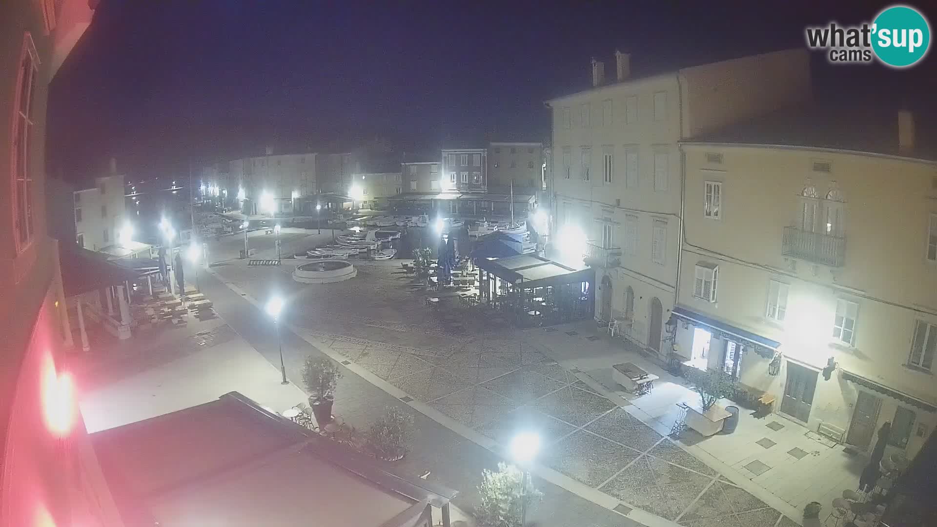 Kamera v ŽIVO Cres mesto – glavni trg in “mandrač” – otok Cres – Hrvaška