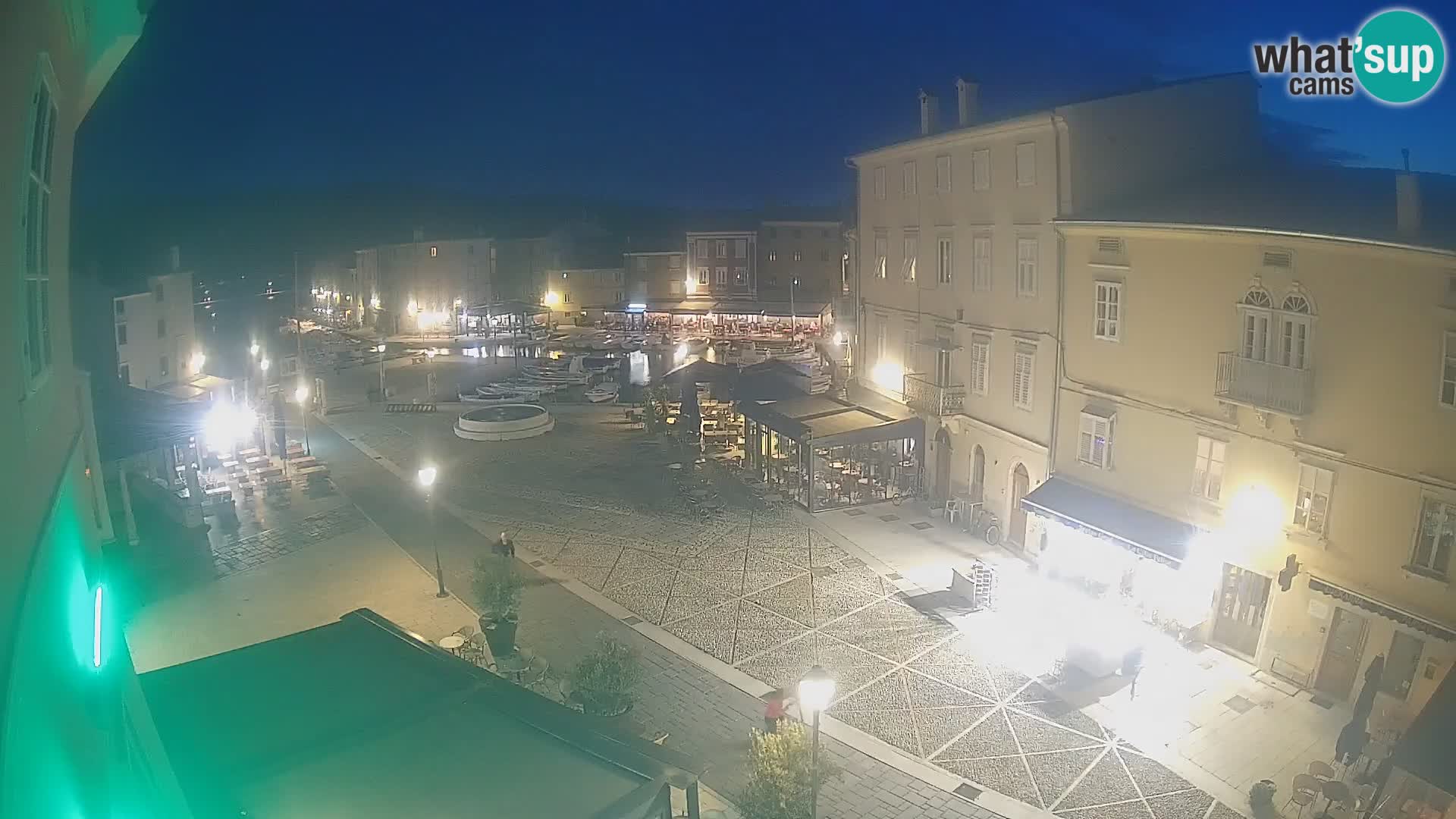 V ŽIVO spletna kamera Cres mesto – glavni trg in “mandrač” – otok Cres – Hrvaška