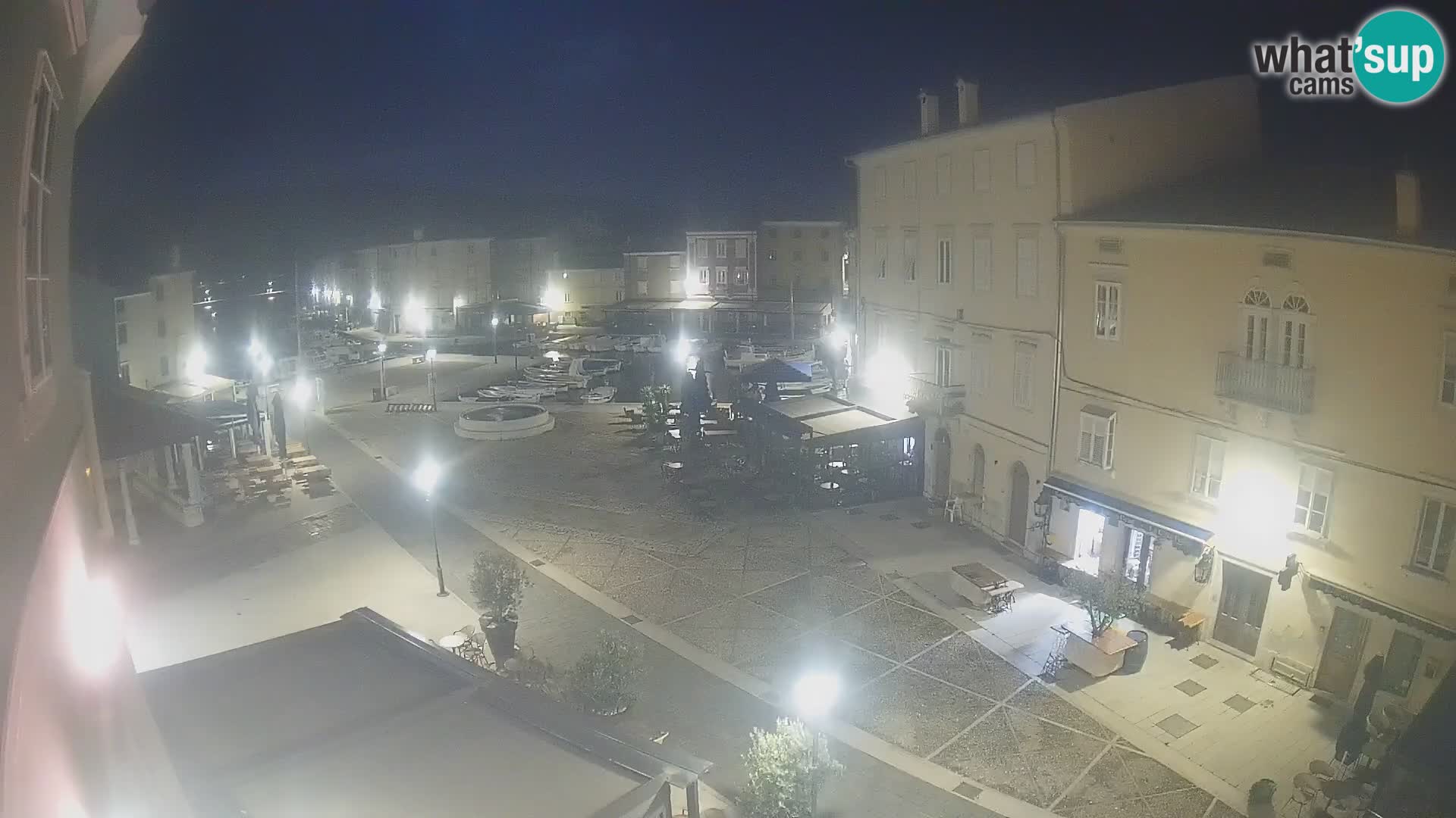 V ŽIVO spletna kamera Cres mesto – glavni trg in “mandrač” – otok Cres – Hrvaška