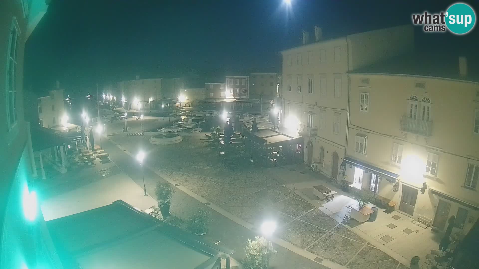 V ŽIVO spletna kamera Cres mesto – glavni trg in “mandrač” – otok Cres – Hrvaška