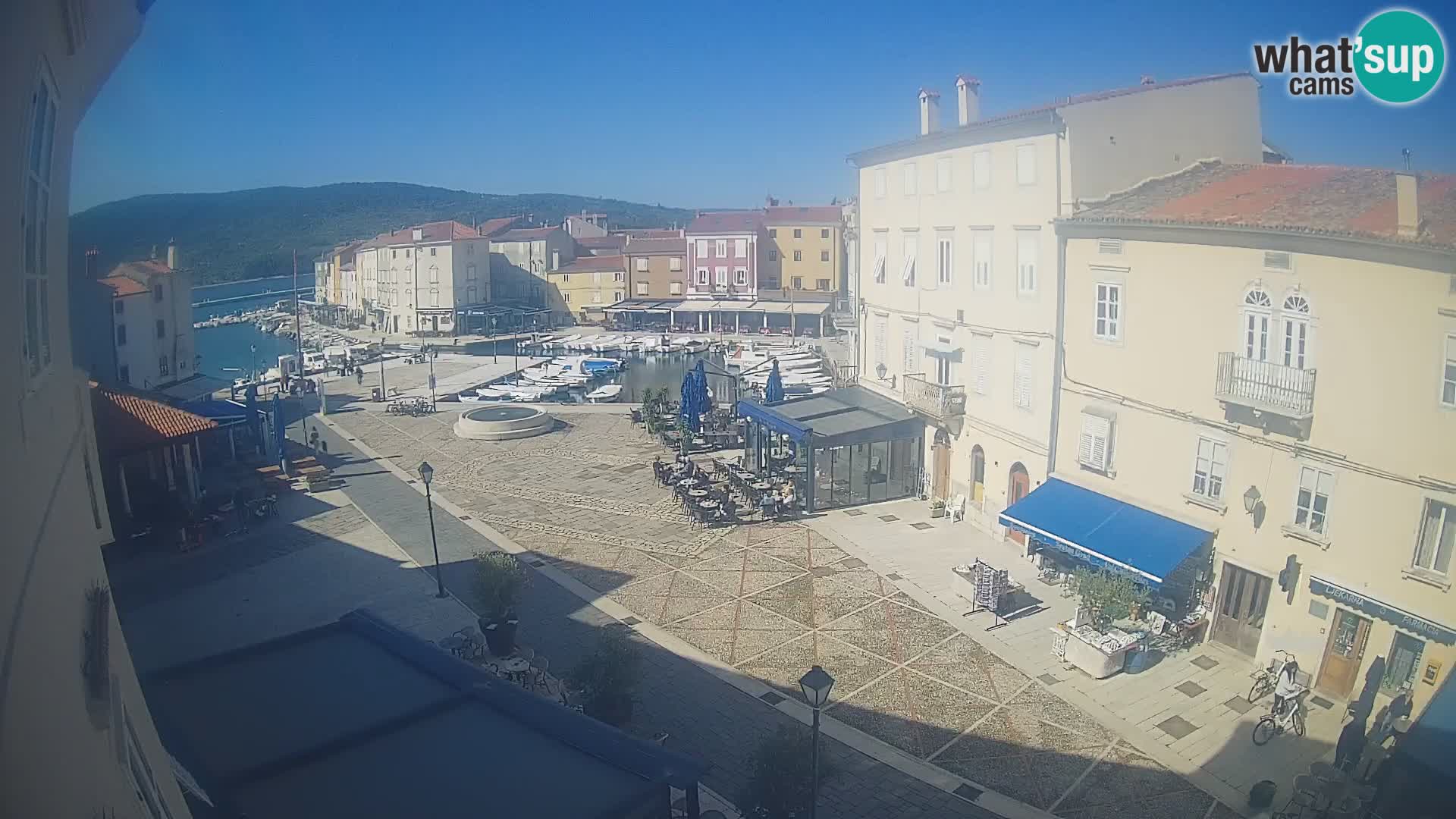 Kamera v ŽIVO Cres mesto – glavni trg in “mandrač” – otok Cres – Hrvaška
