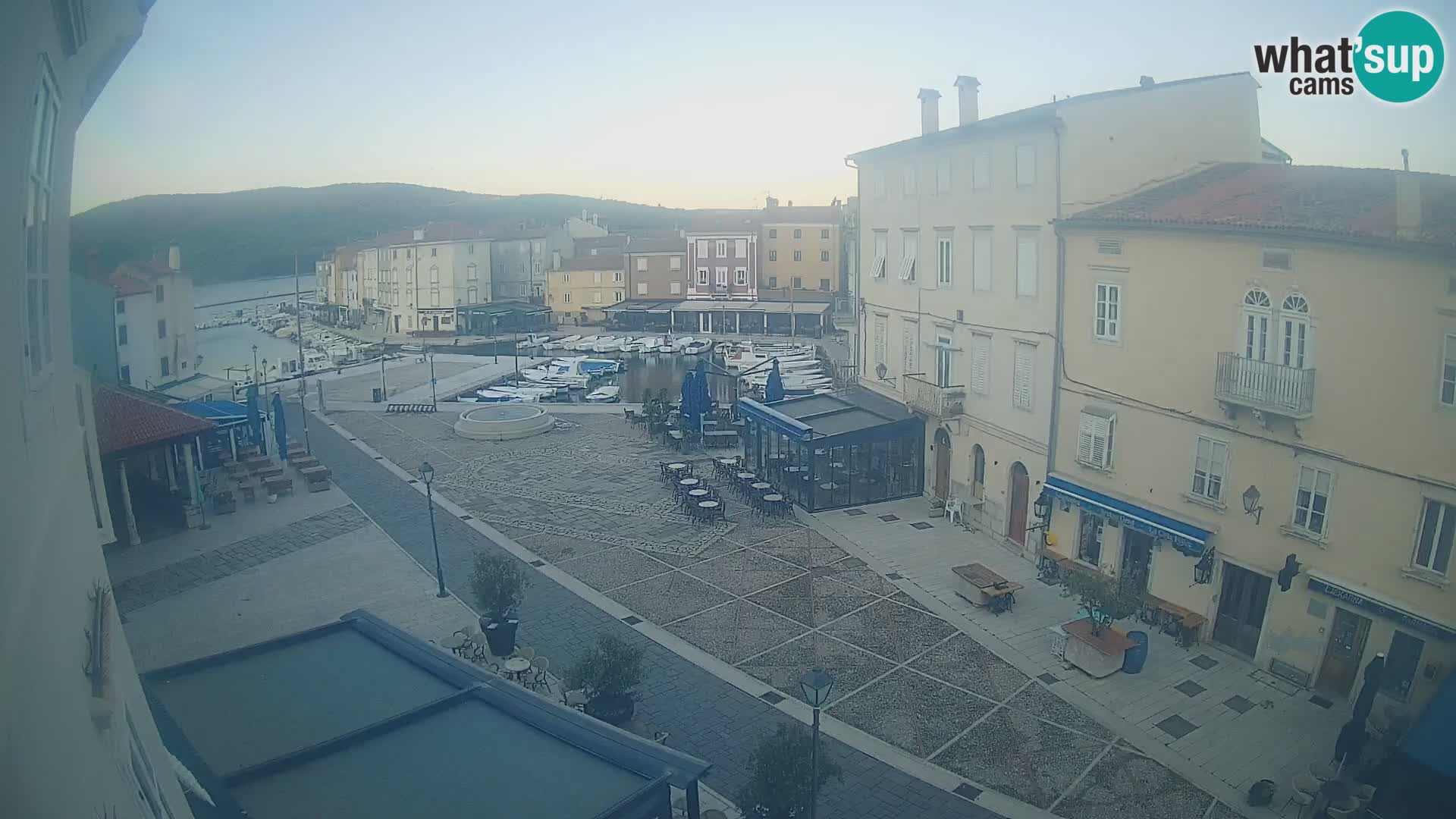 LIVE cam Cres city – place principale et “mandrač” – île de Cres – Croatie