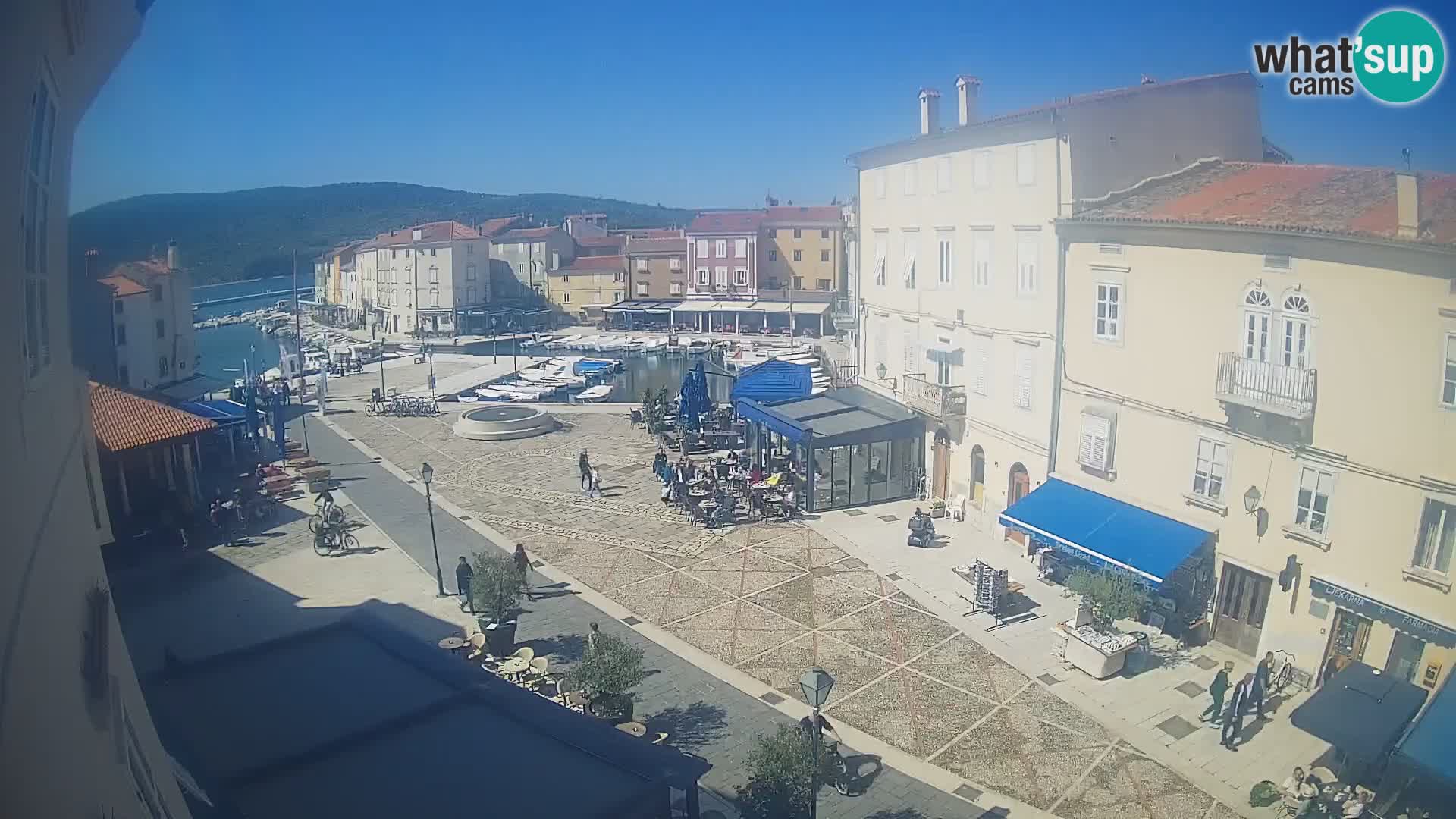 Web kamera Grad Cres – glavni trg i “mandrač” – otok Cres