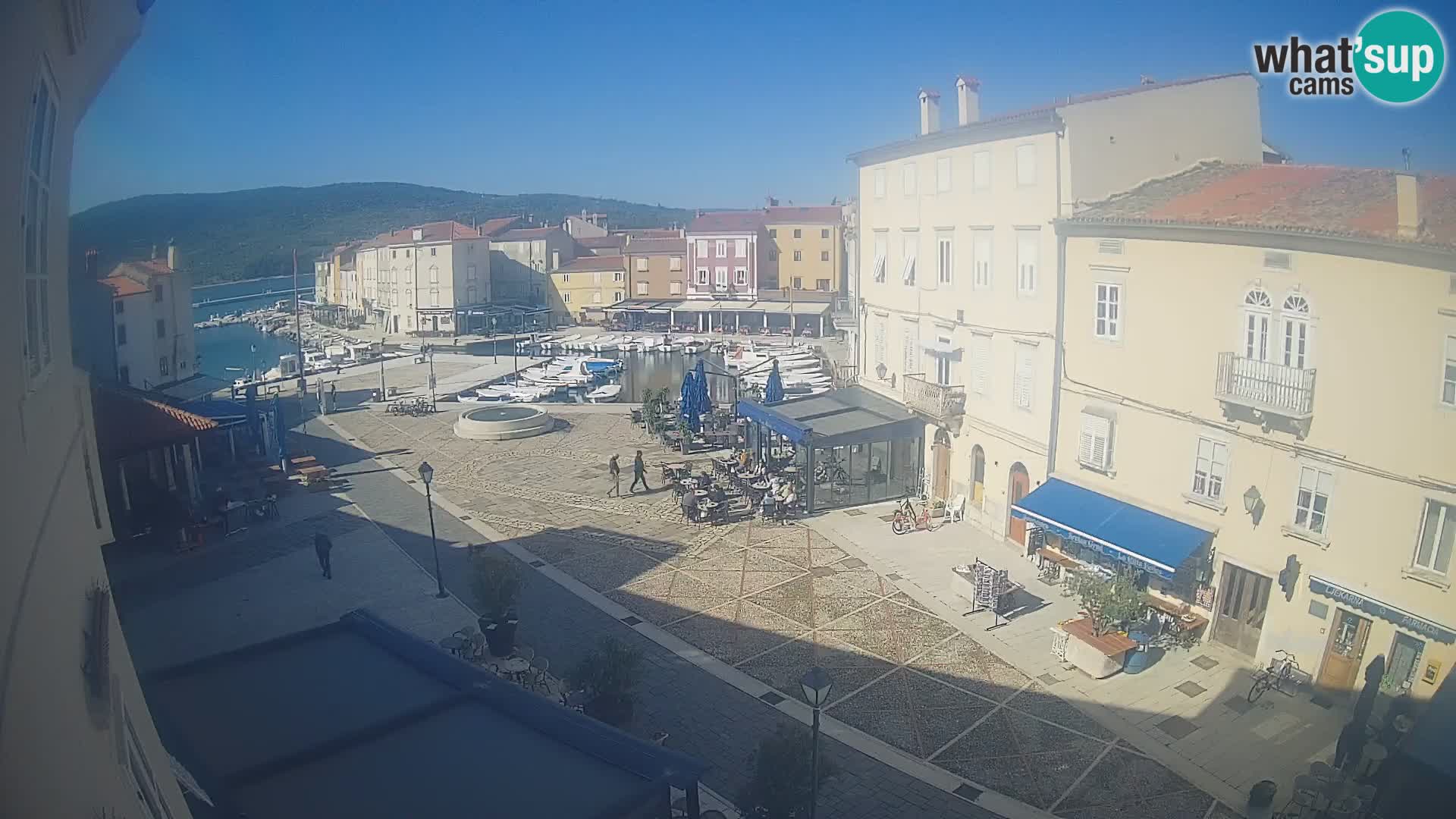 Web kamera Grad Cres – glavni trg i “mandrač” – otok Cres