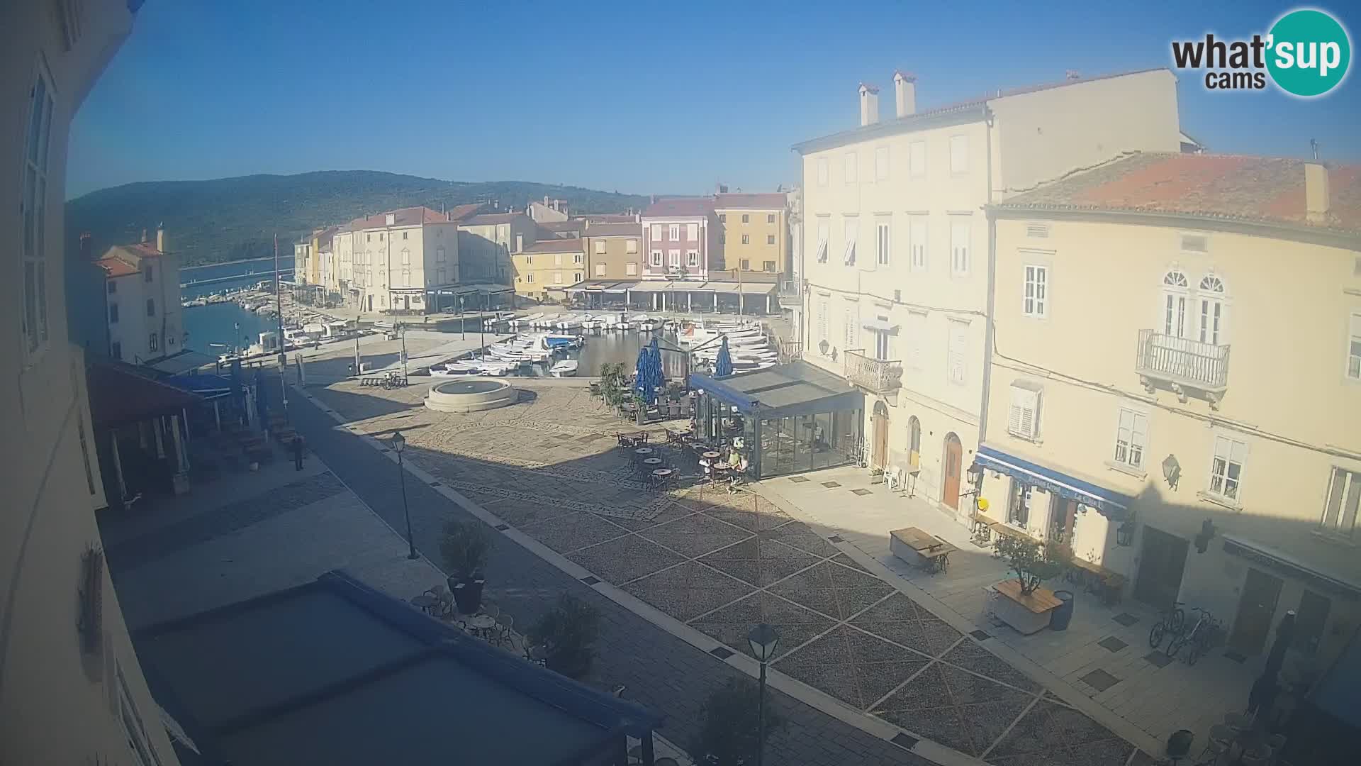 Kamera v ŽIVO Cres mesto – glavni trg in “mandrač” – otok Cres – Hrvaška