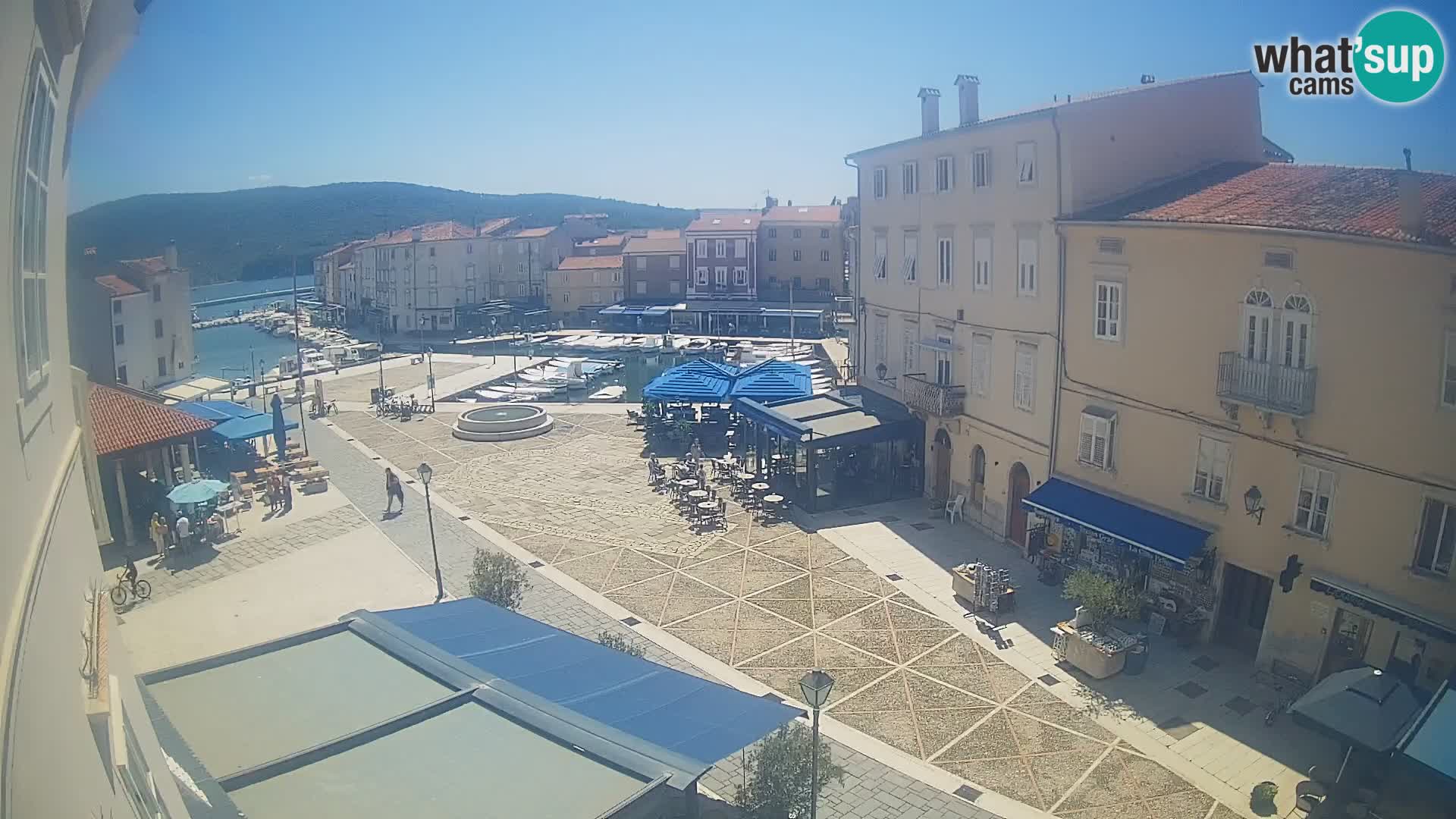 V ŽIVO spletna kamera Cres mesto – glavni trg in “mandrač” – otok Cres – Hrvaška