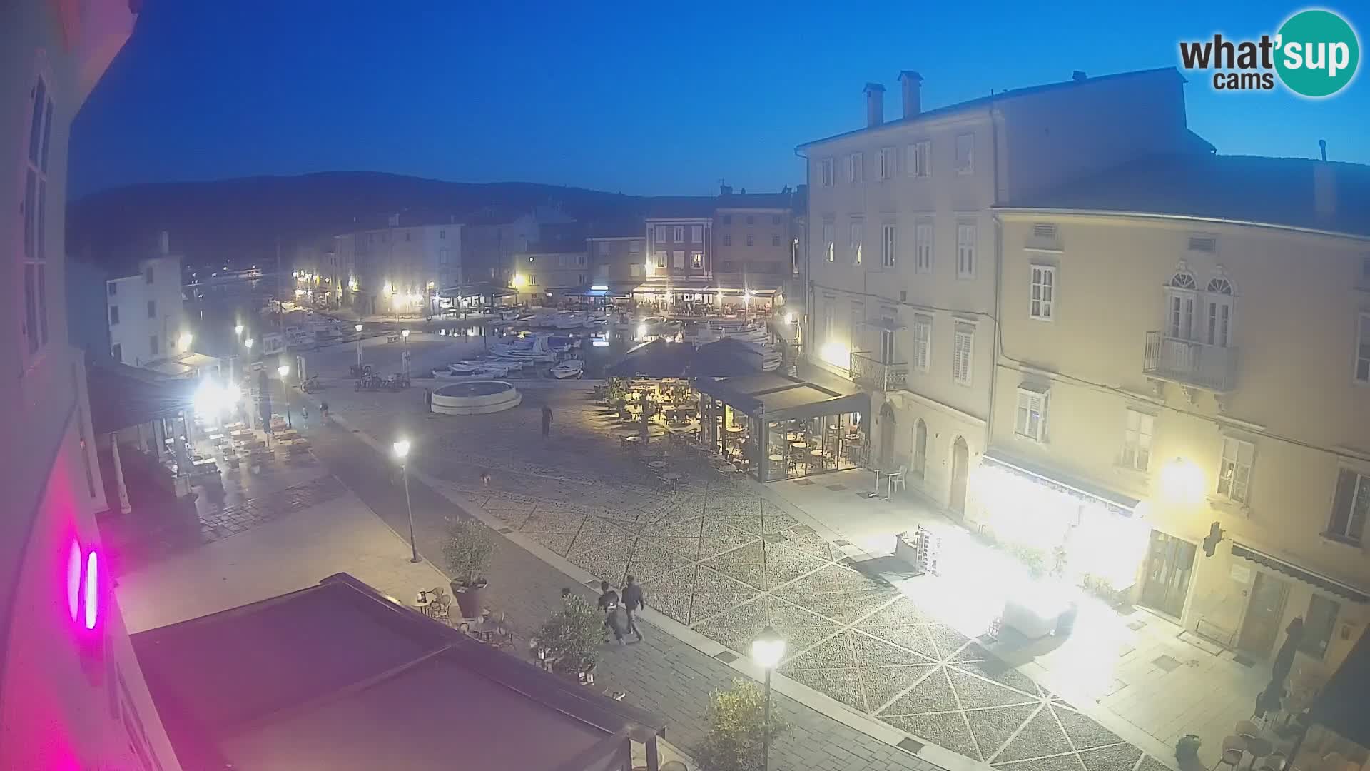 Kamera v ŽIVO Cres mesto – glavni trg in “mandrač” – otok Cres – Hrvaška