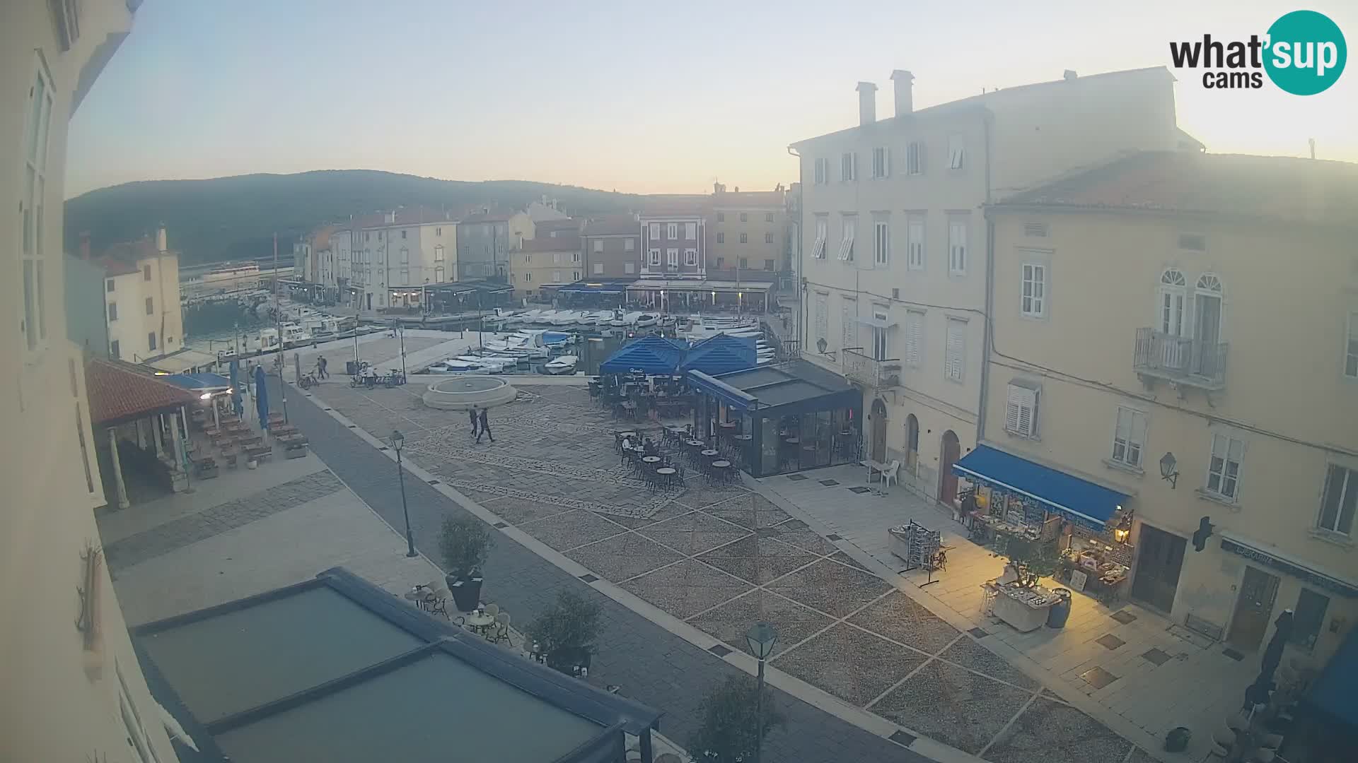 V ŽIVO spletna kamera Cres mesto – glavni trg in “mandrač” – otok Cres – Hrvaška