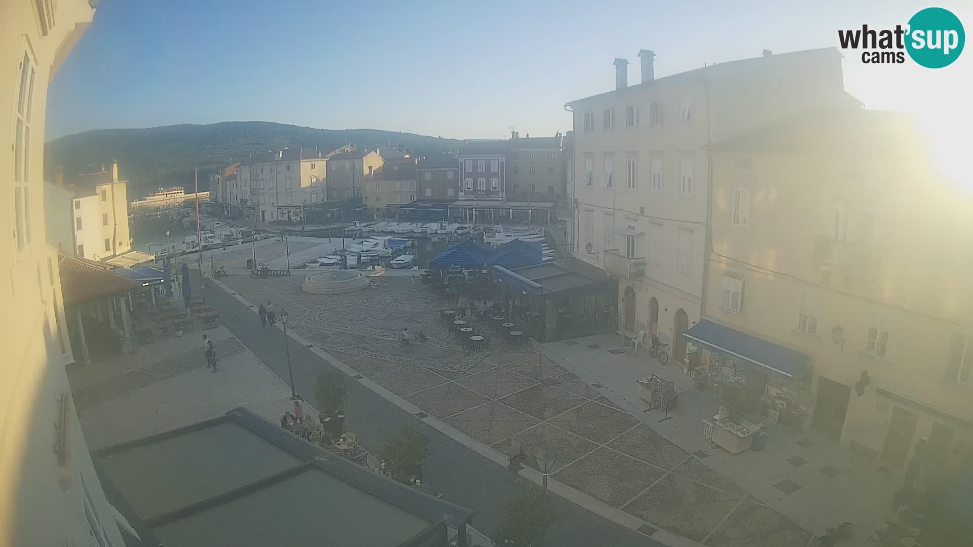 Kamera v ŽIVO Cres mesto – glavni trg in “mandrač” – otok Cres – Hrvaška