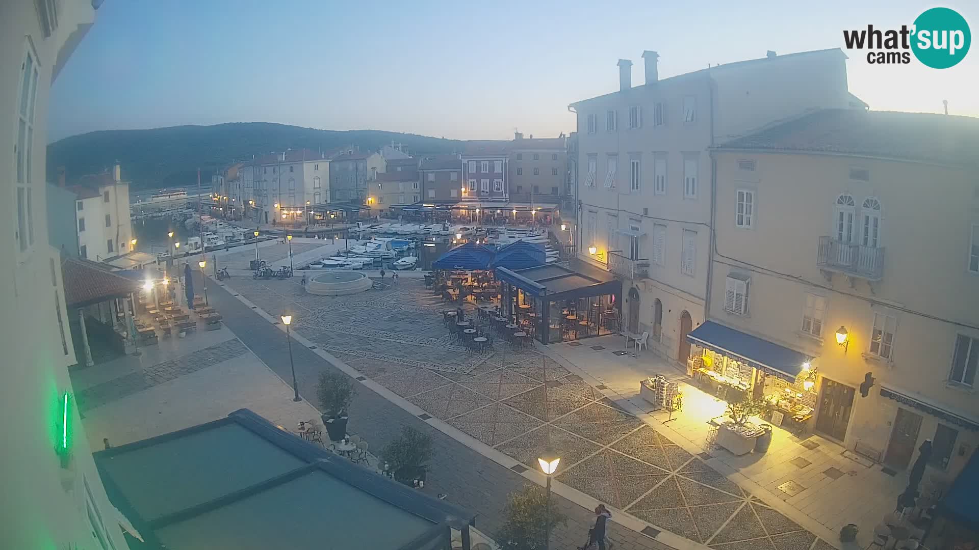 Kamera v ŽIVO Cres mesto – glavni trg in “mandrač” – otok Cres – Hrvaška