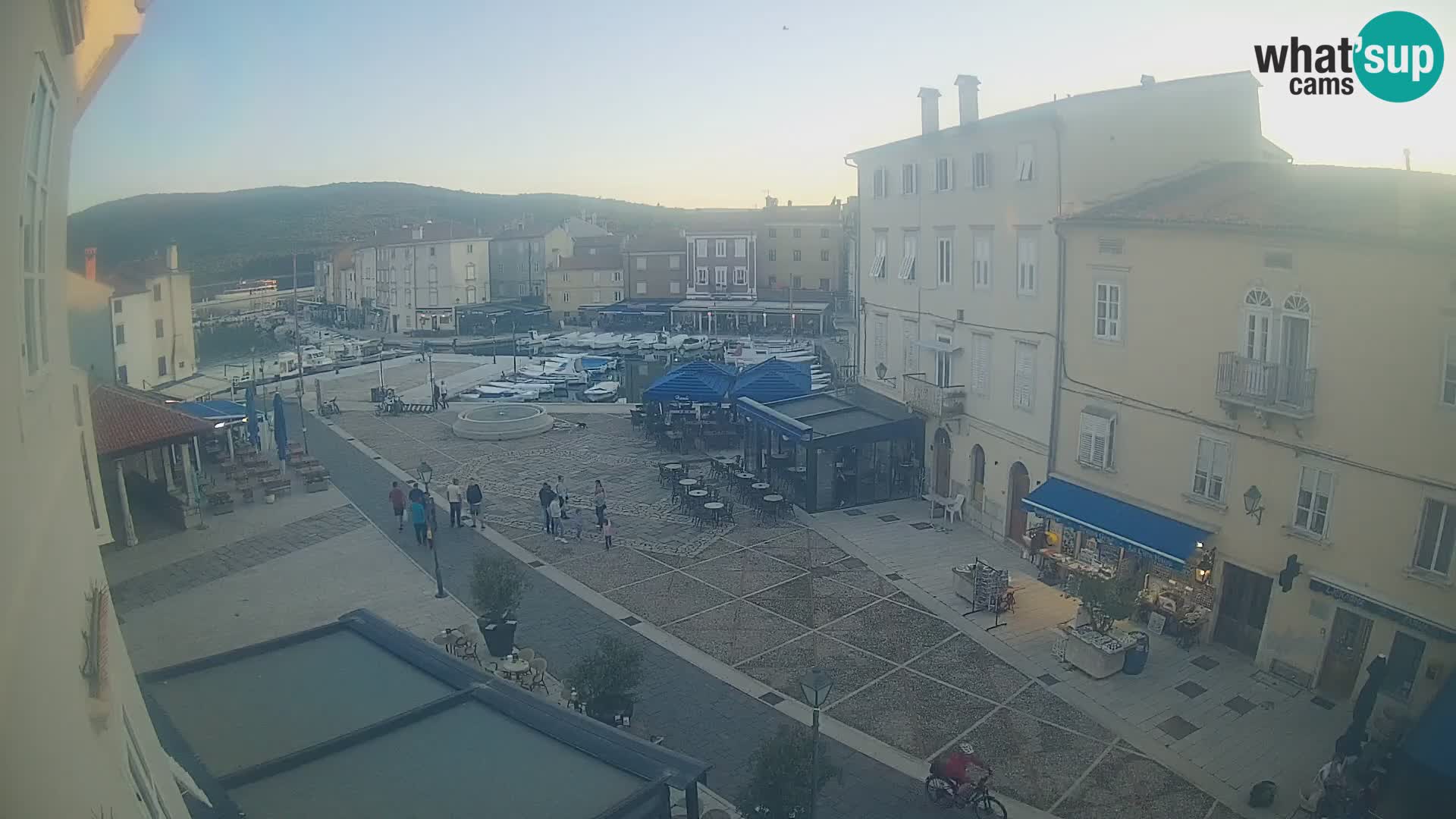 Web kamera Grad Cres – glavni trg i “mandrač” – otok Cres