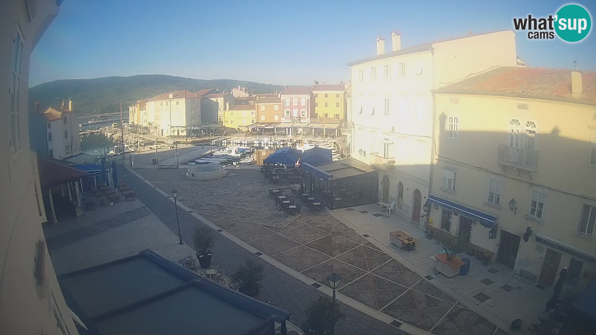 LIVE cam Cres city – place principale et “mandrač” – île de Cres – Croatie
