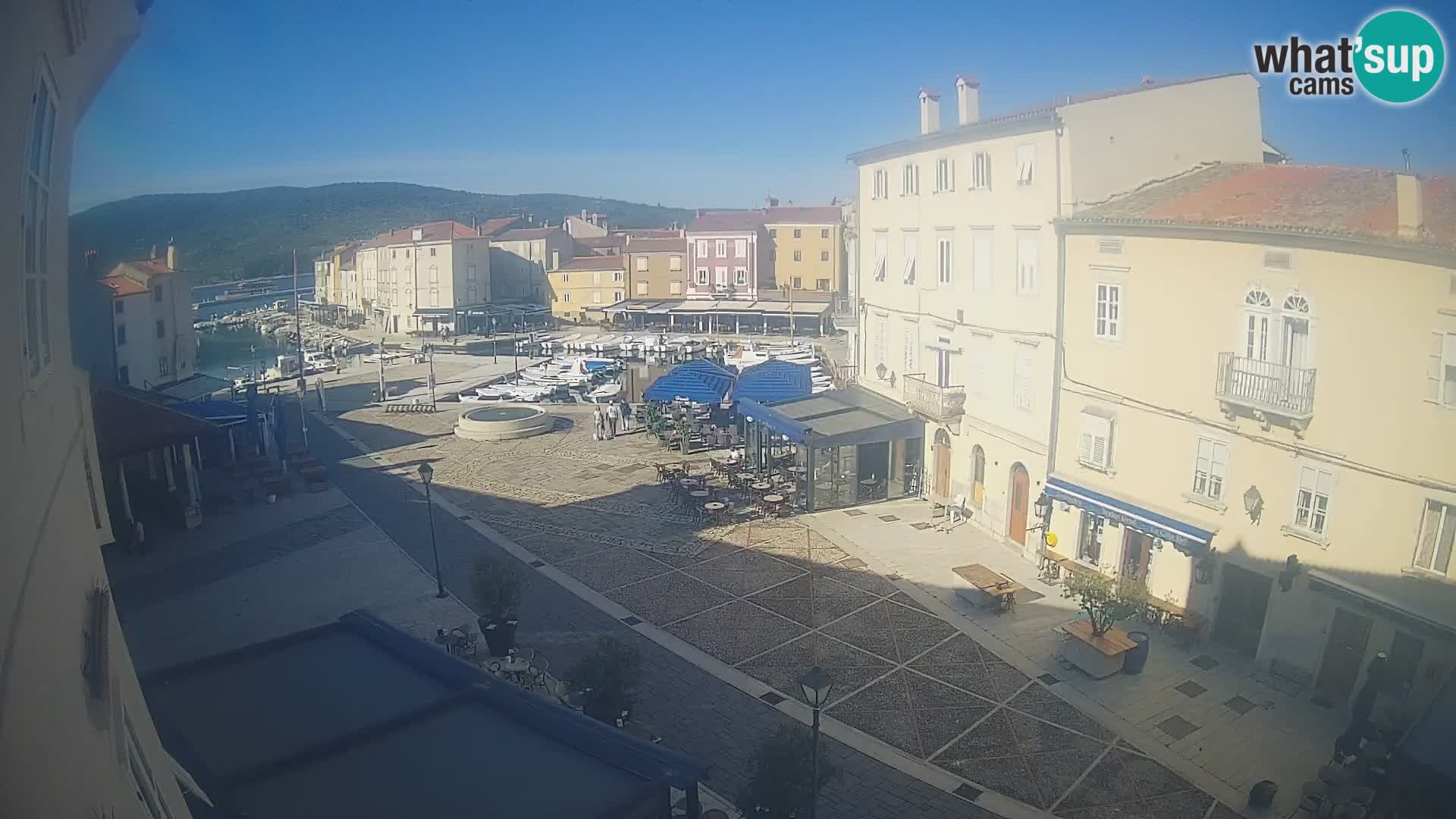 Web kamera Grad Cres – glavni trg i “mandrač” – otok Cres