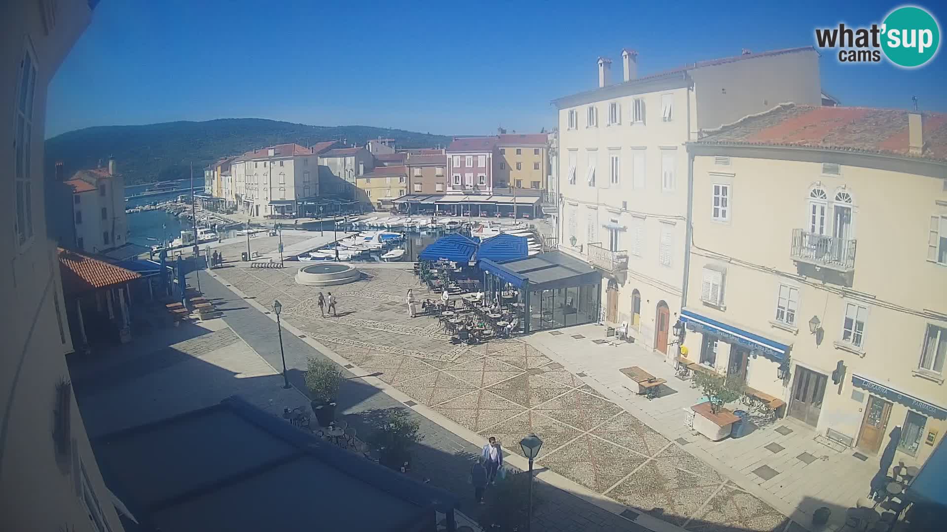 Web kamera Grad Cres – glavni trg i “mandrač” – otok Cres