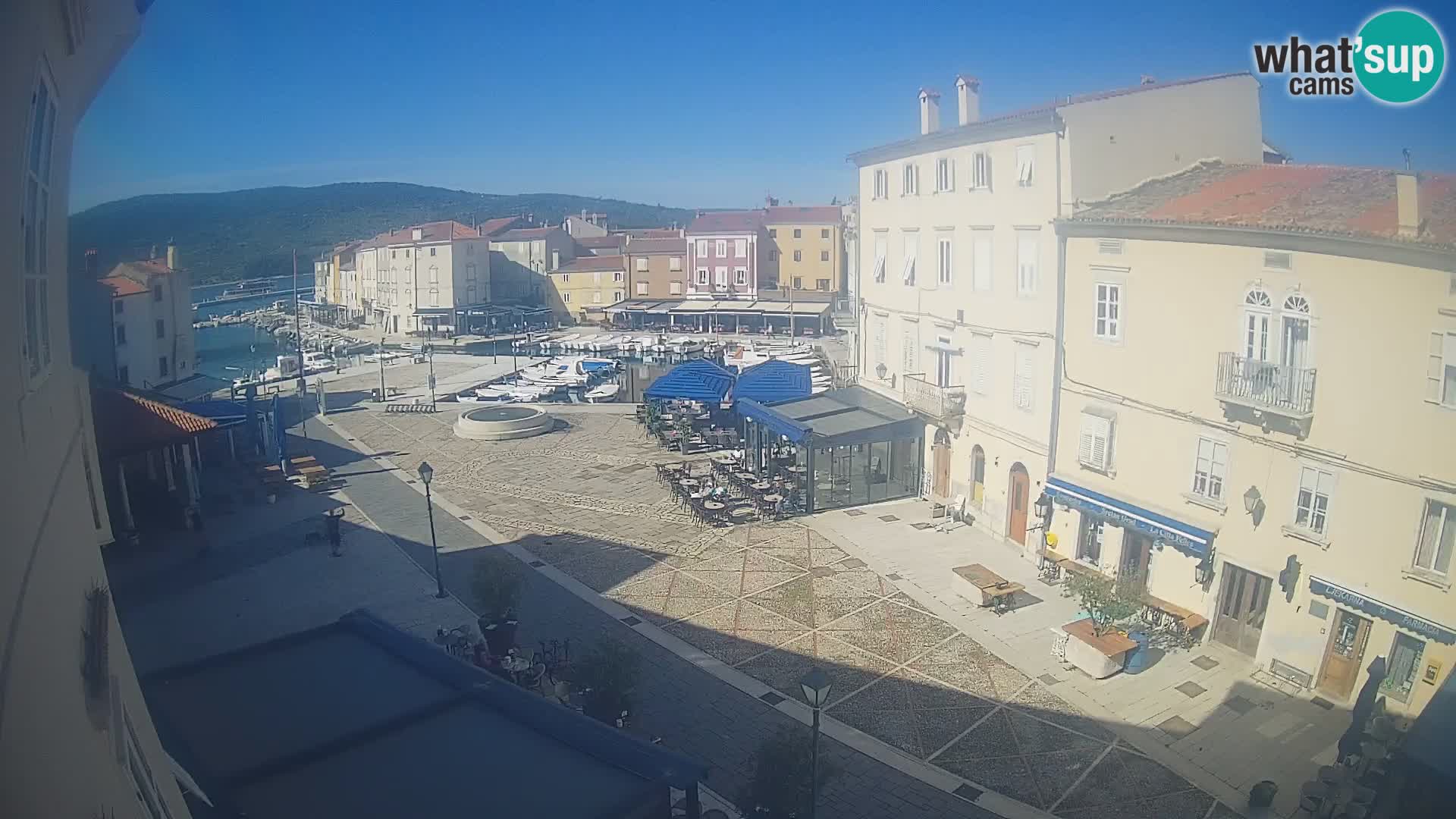 V ŽIVO spletna kamera Cres mesto – glavni trg in “mandrač” – otok Cres – Hrvaška