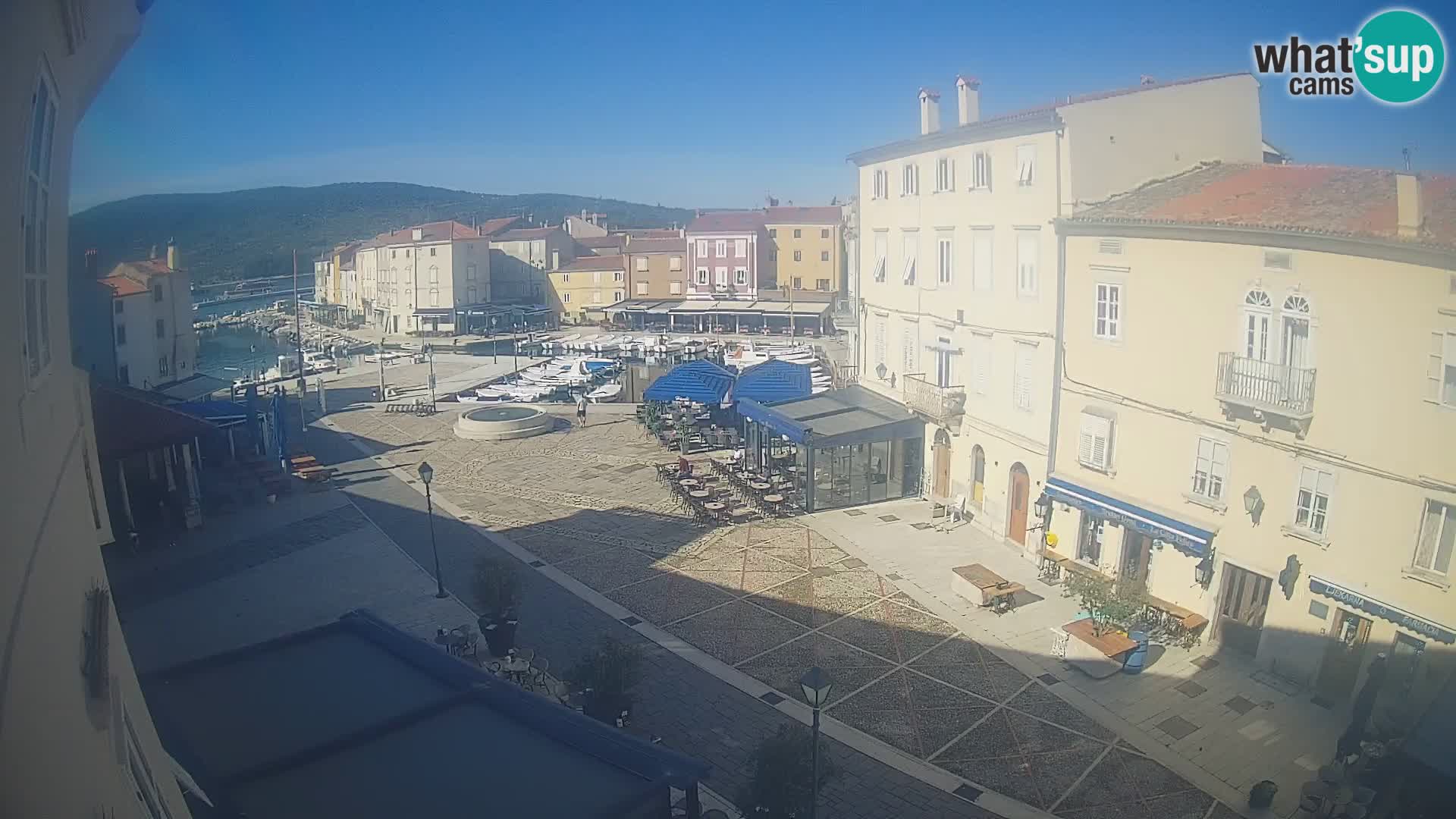 V ŽIVO spletna kamera Cres mesto – glavni trg in “mandrač” – otok Cres – Hrvaška