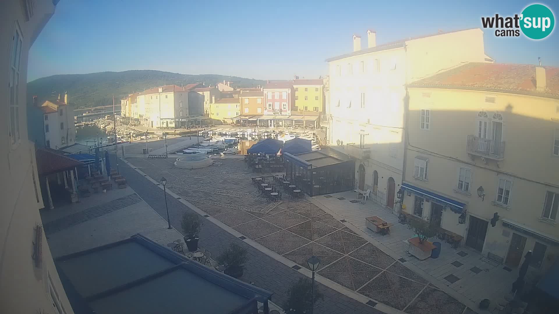 V ŽIVO spletna kamera Cres mesto – glavni trg in “mandrač” – otok Cres – Hrvaška