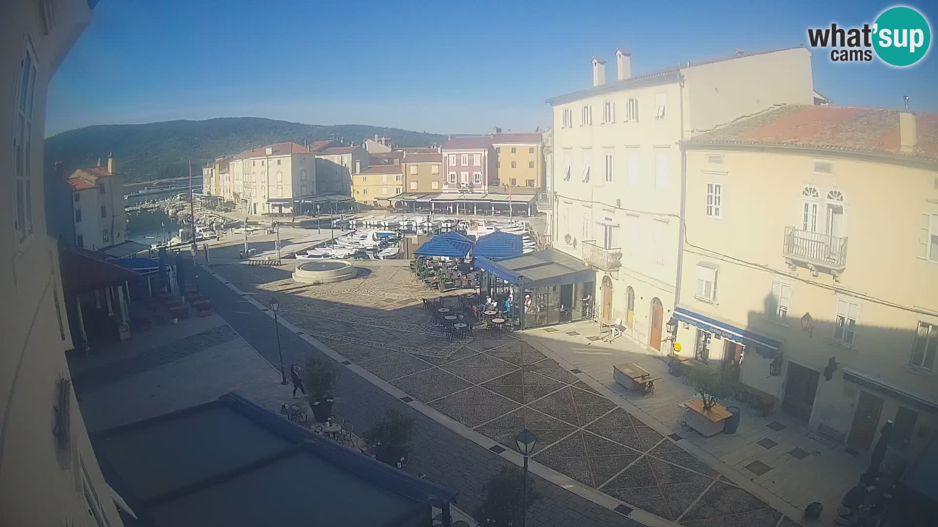 V ŽIVO spletna kamera Cres mesto – glavni trg in “mandrač” – otok Cres – Hrvaška