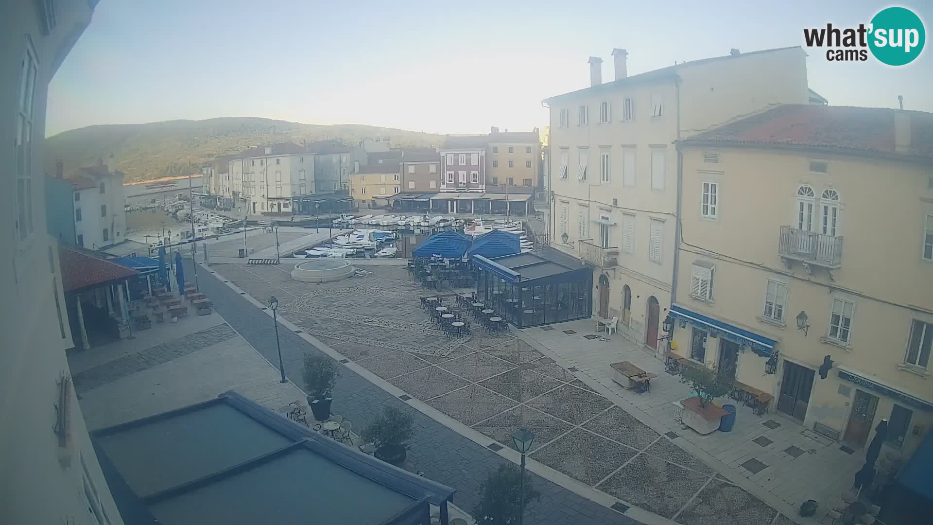 Cámara en vivo ciudad de Cres – plaza principal y “mandrač” – isla de Cres – Croacia