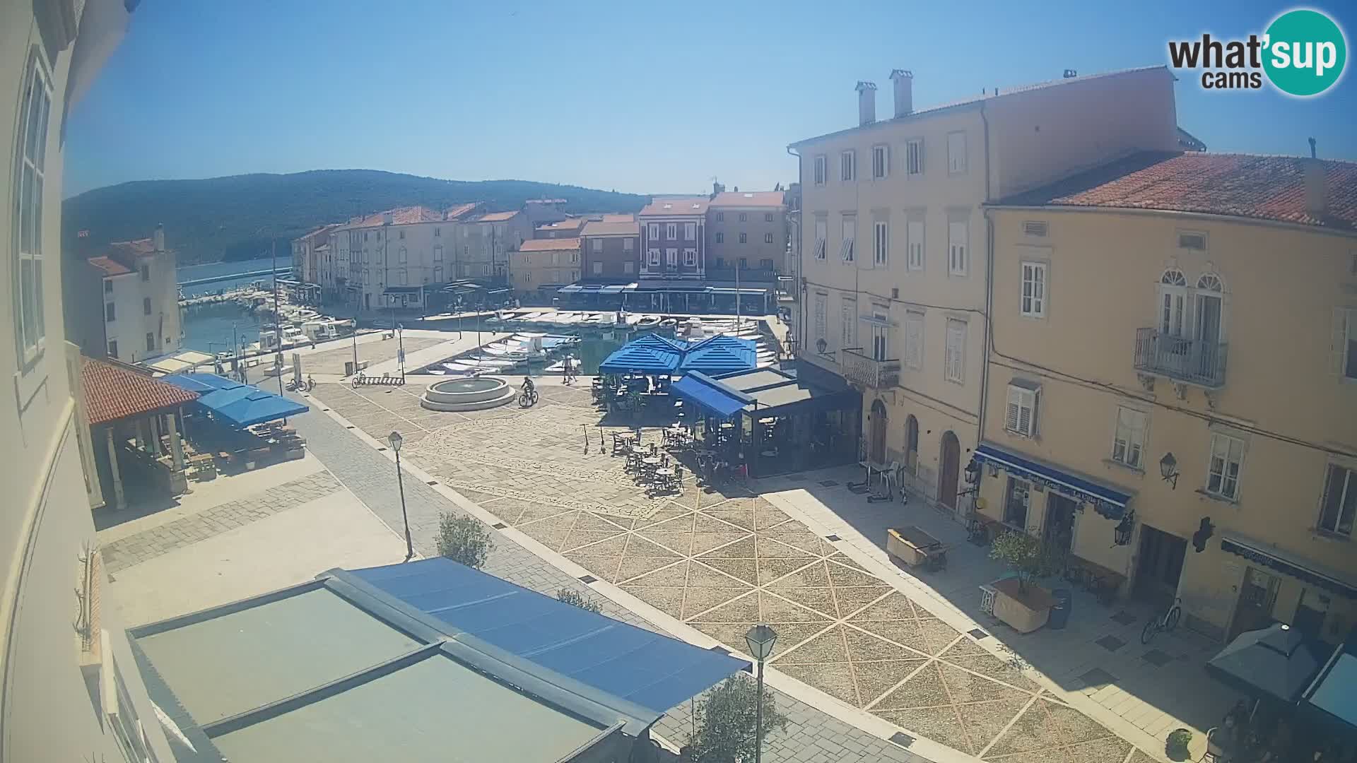 Web kamera Grad Cres – glavni trg i “mandrač” – otok Cres