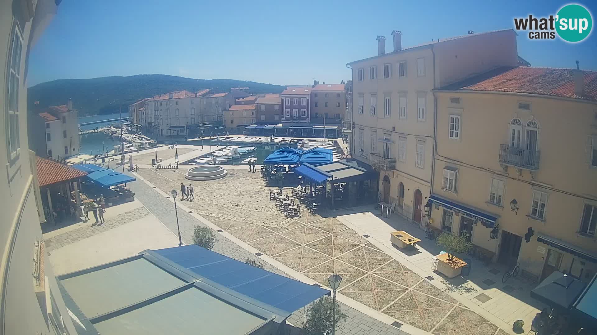 V ŽIVO spletna kamera Cres mesto – glavni trg in “mandrač” – otok Cres – Hrvaška