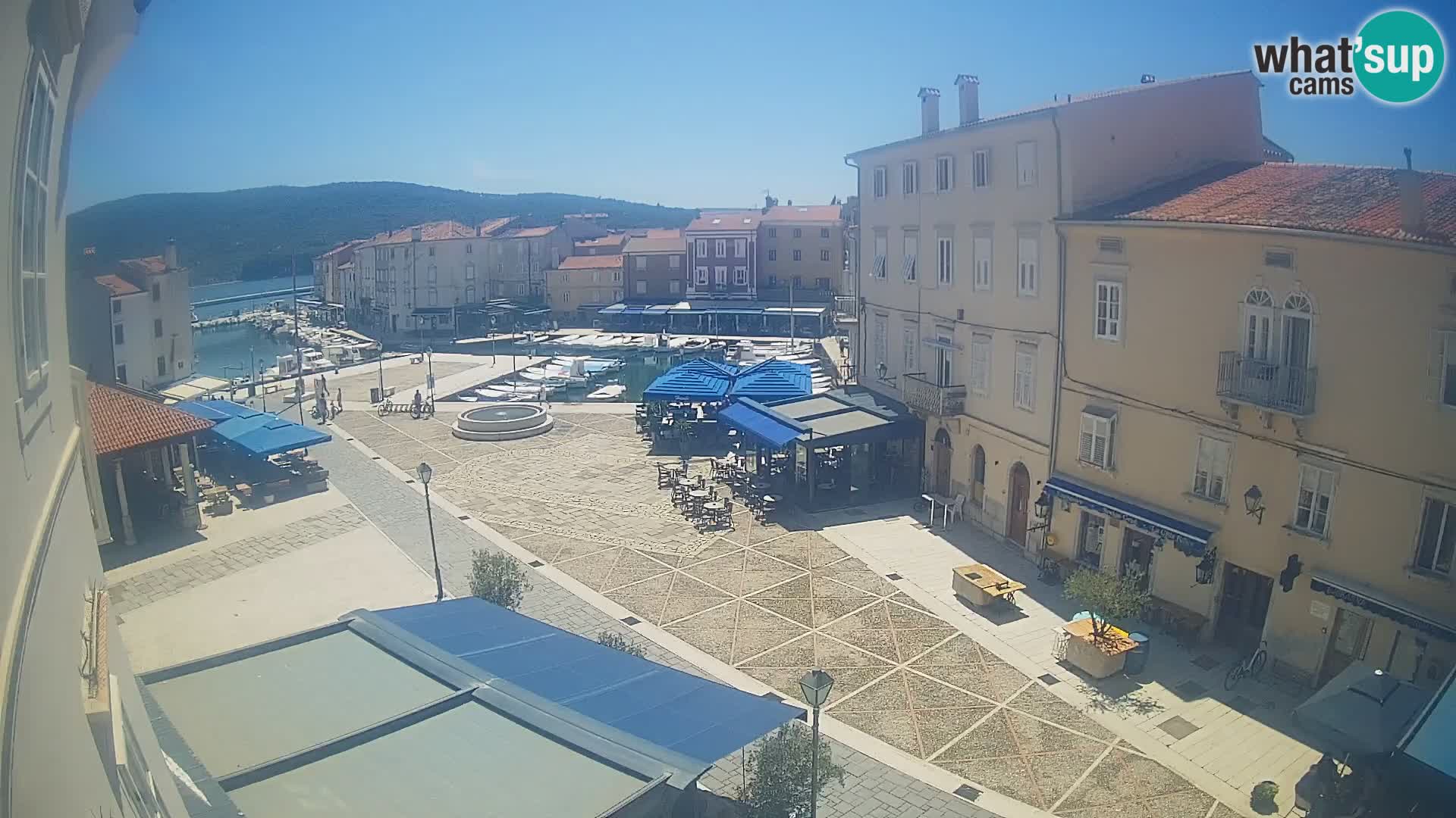 Web kamera Grad Cres – glavni trg i “mandrač” – otok Cres