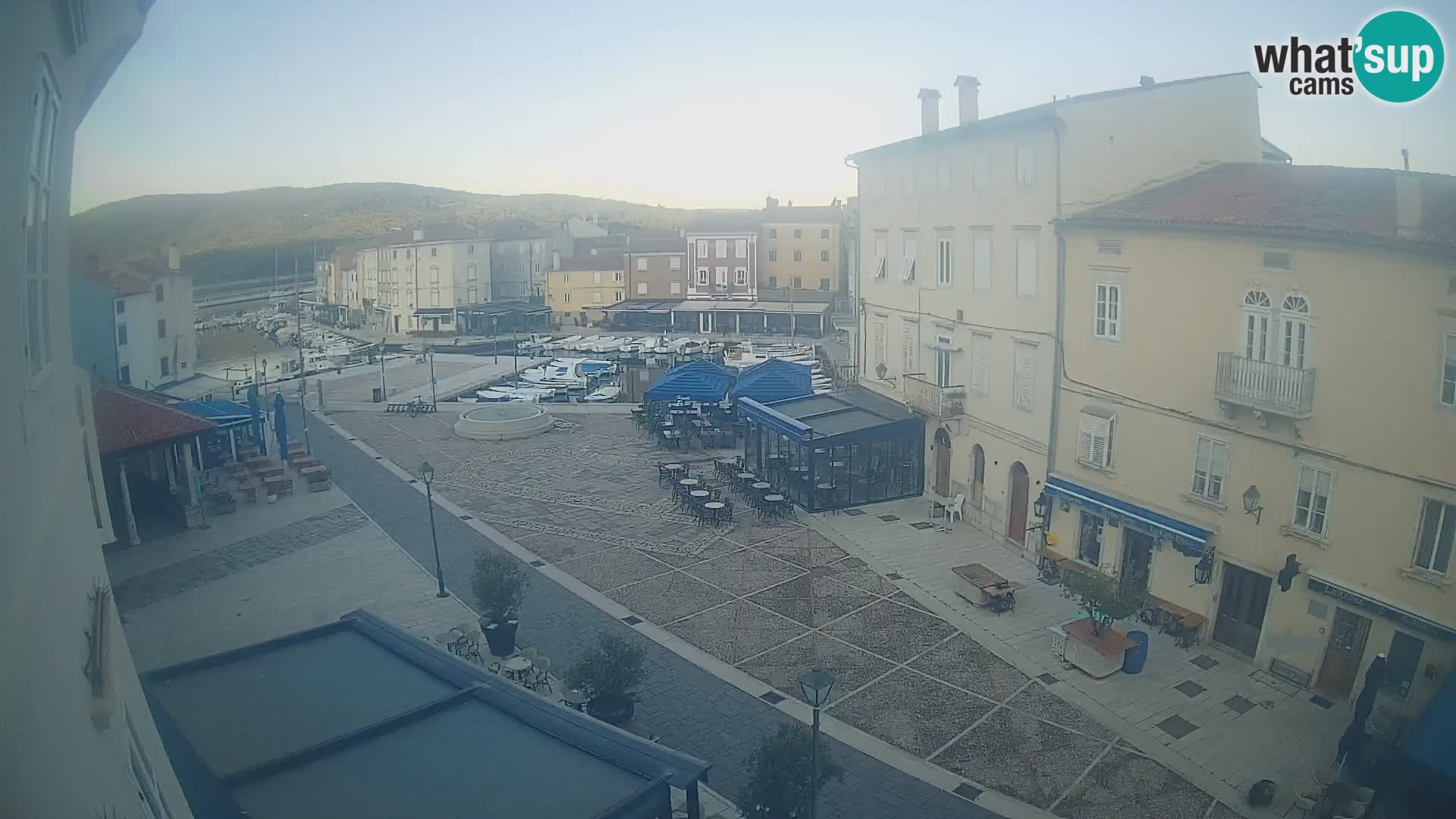 V ŽIVO spletna kamera Cres mesto – glavni trg in “mandrač” – otok Cres – Hrvaška