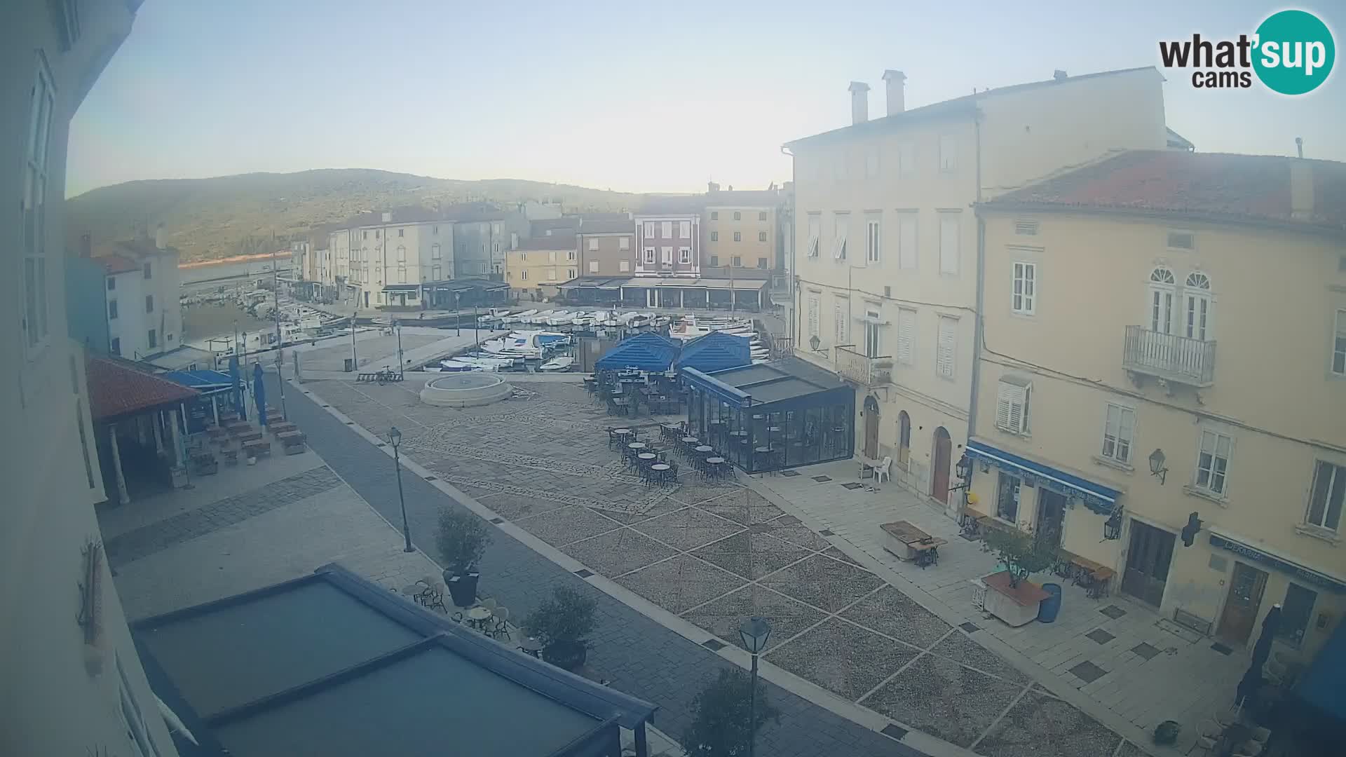 Web kamera Grad Cres – glavni trg i “mandrač” – otok Cres