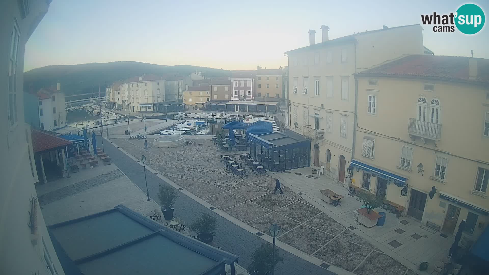 V ŽIVO spletna kamera Cres mesto – glavni trg in “mandrač” – otok Cres – Hrvaška