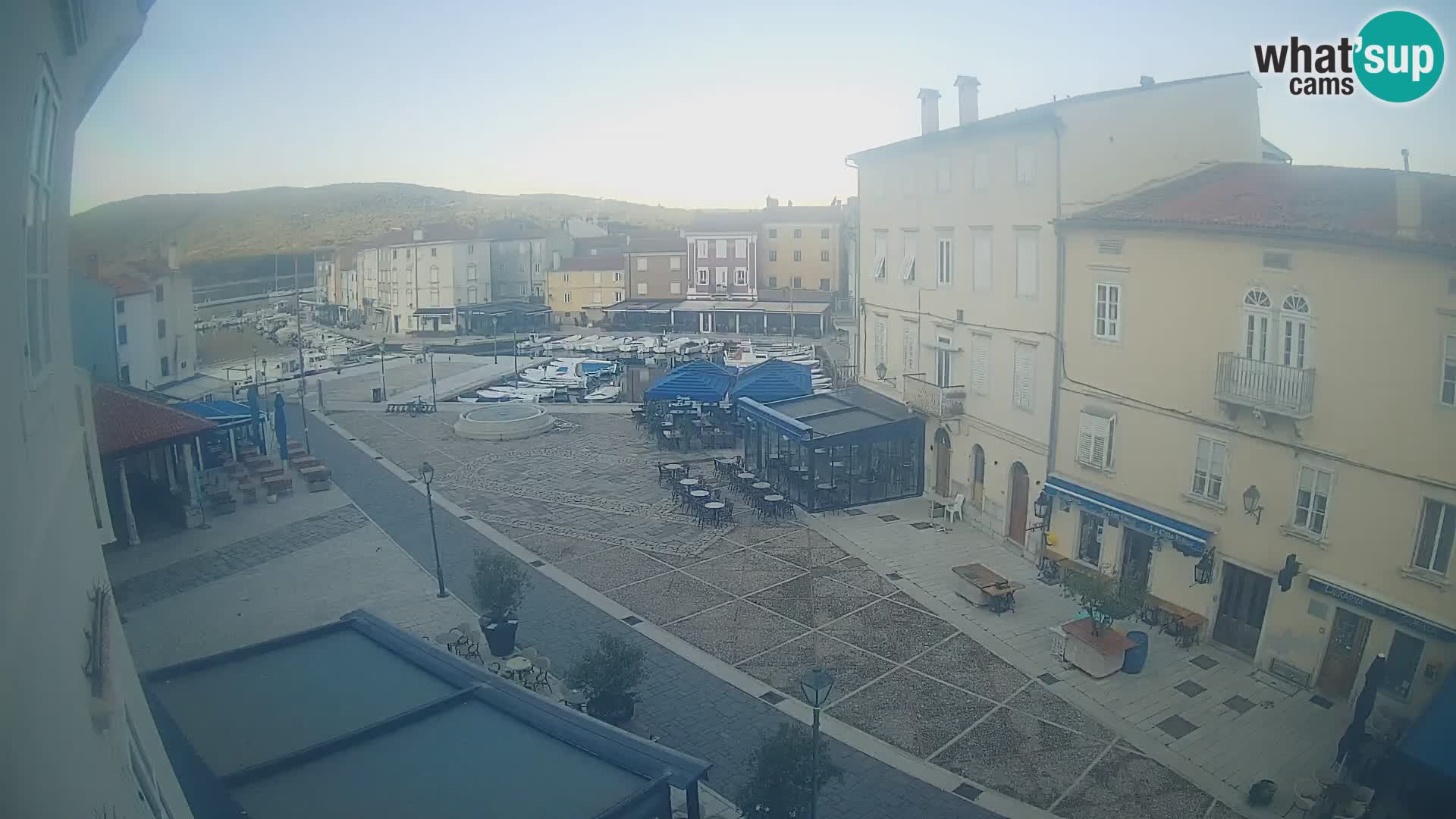 V ŽIVO spletna kamera Cres mesto – glavni trg in “mandrač” – otok Cres – Hrvaška