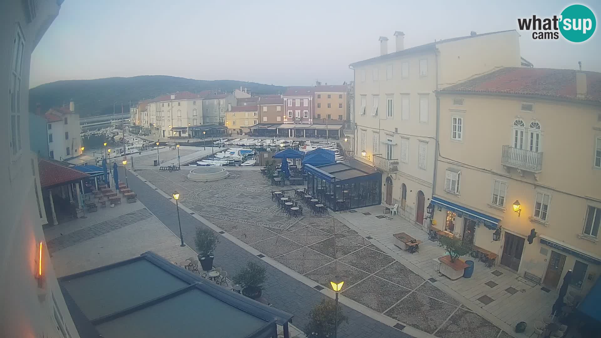 Cámara en vivo ciudad de Cres – plaza principal y “mandrač” – isla de Cres – Croacia