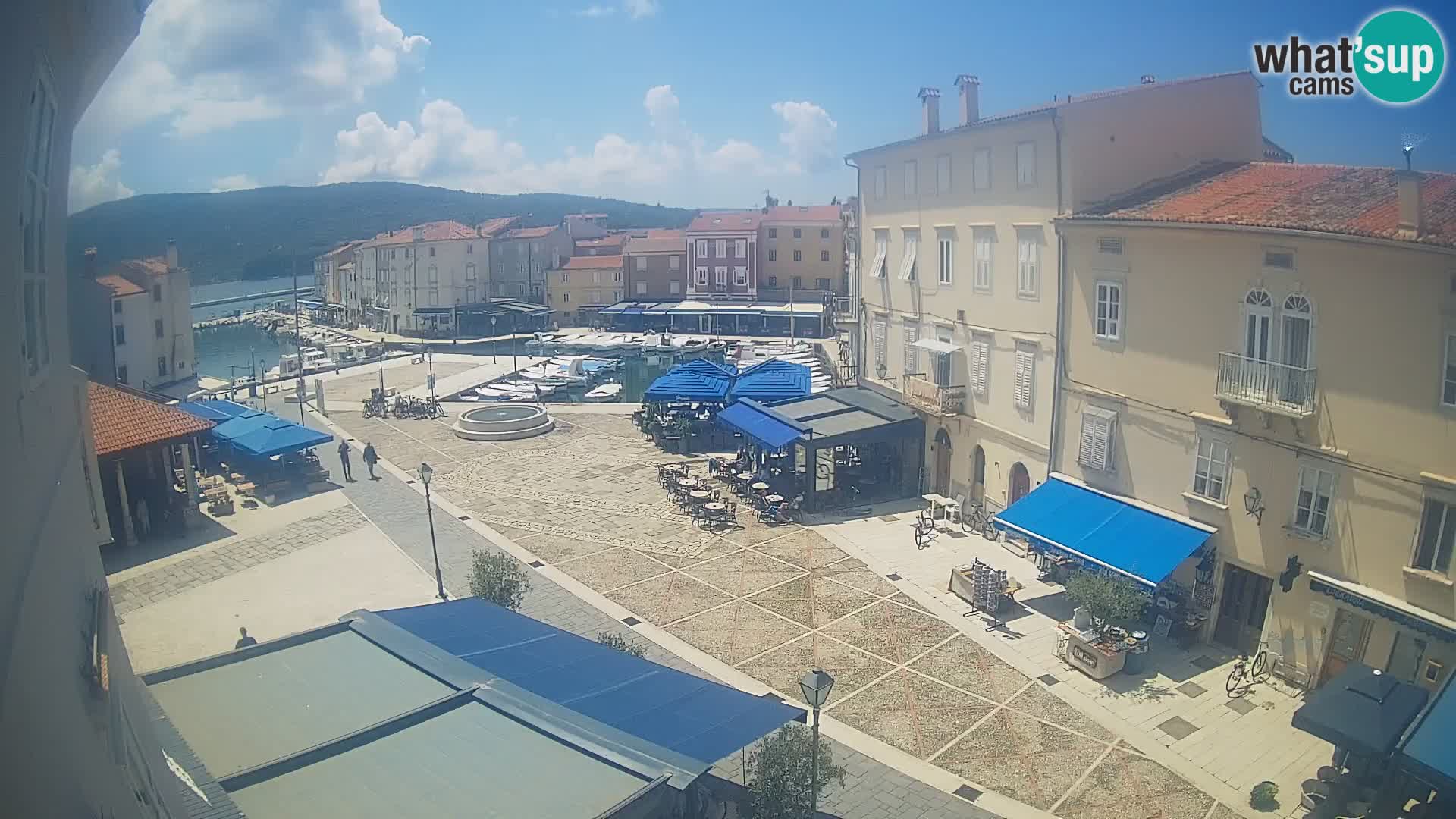 V ŽIVO spletna kamera Cres mesto – glavni trg in “mandrač” – otok Cres – Hrvaška