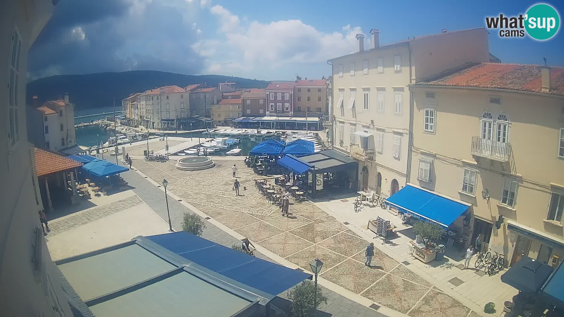 V ŽIVO spletna kamera Cres mesto – glavni trg in “mandrač” – otok Cres – Hrvaška