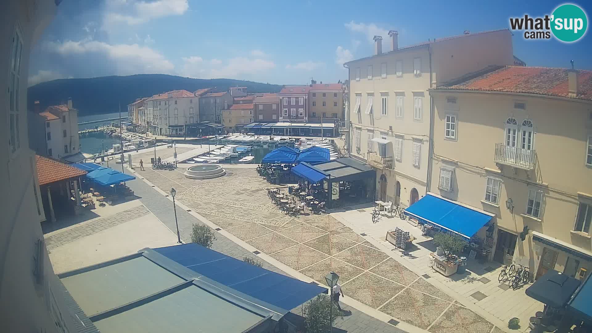 Web kamera Grad Cres – glavni trg i “mandrač” – otok Cres