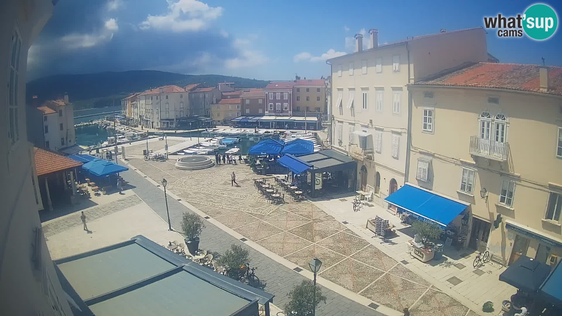 Web kamera Grad Cres – glavni trg i “mandrač” – otok Cres