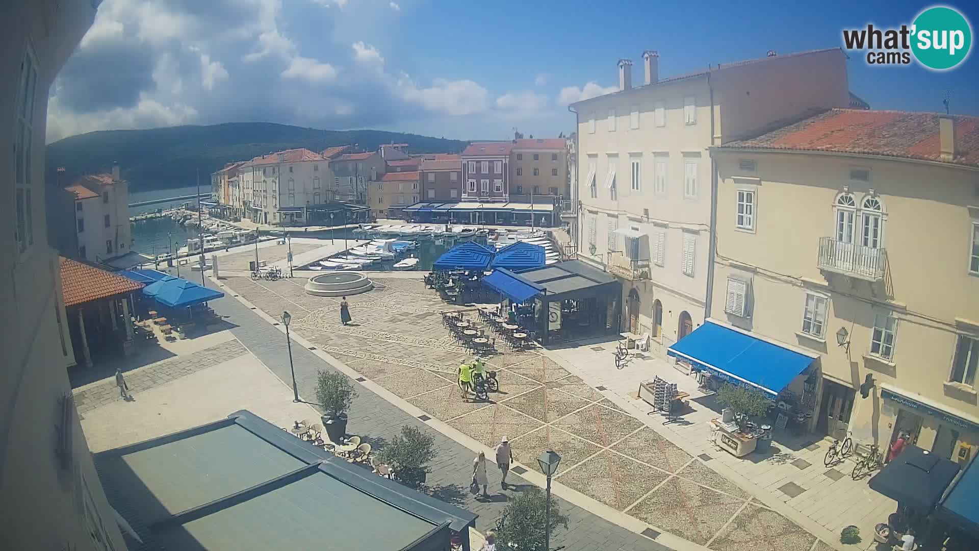 V ŽIVO spletna kamera Cres mesto – glavni trg in “mandrač” – otok Cres – Hrvaška