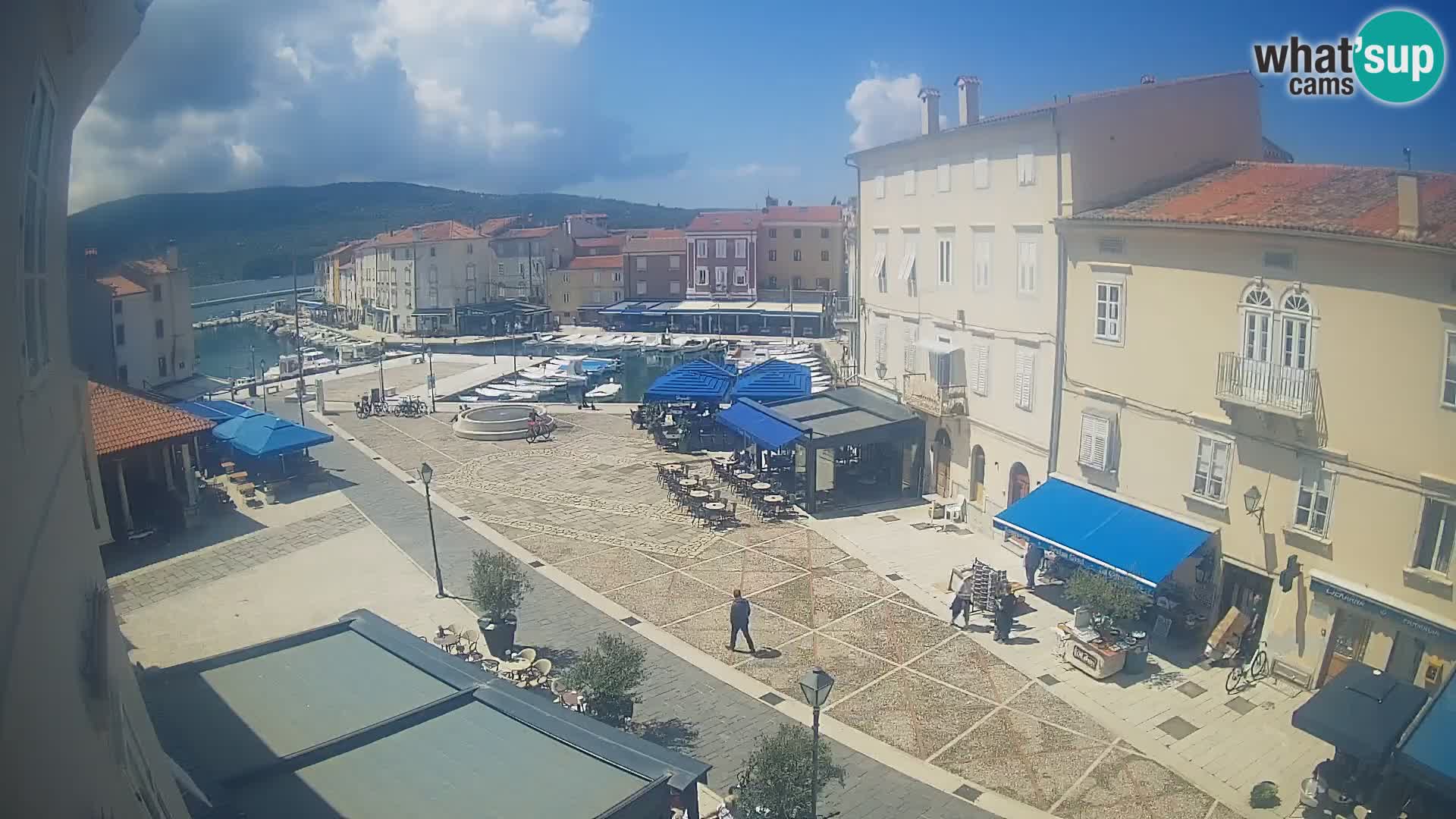 V ŽIVO spletna kamera Cres mesto – glavni trg in “mandrač” – otok Cres – Hrvaška
