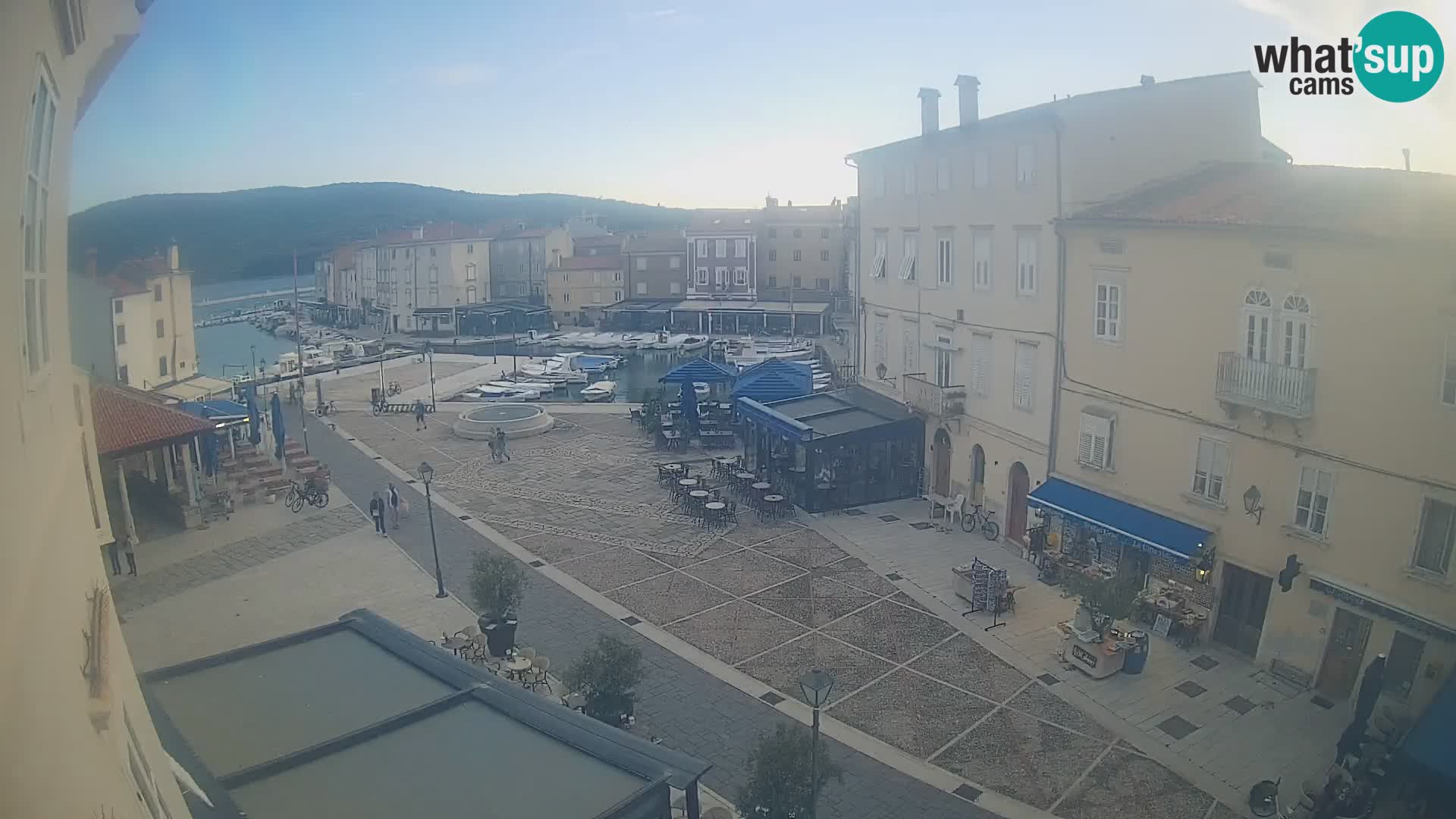 Web kamera Grad Cres – glavni trg i “mandrač” – otok Cres