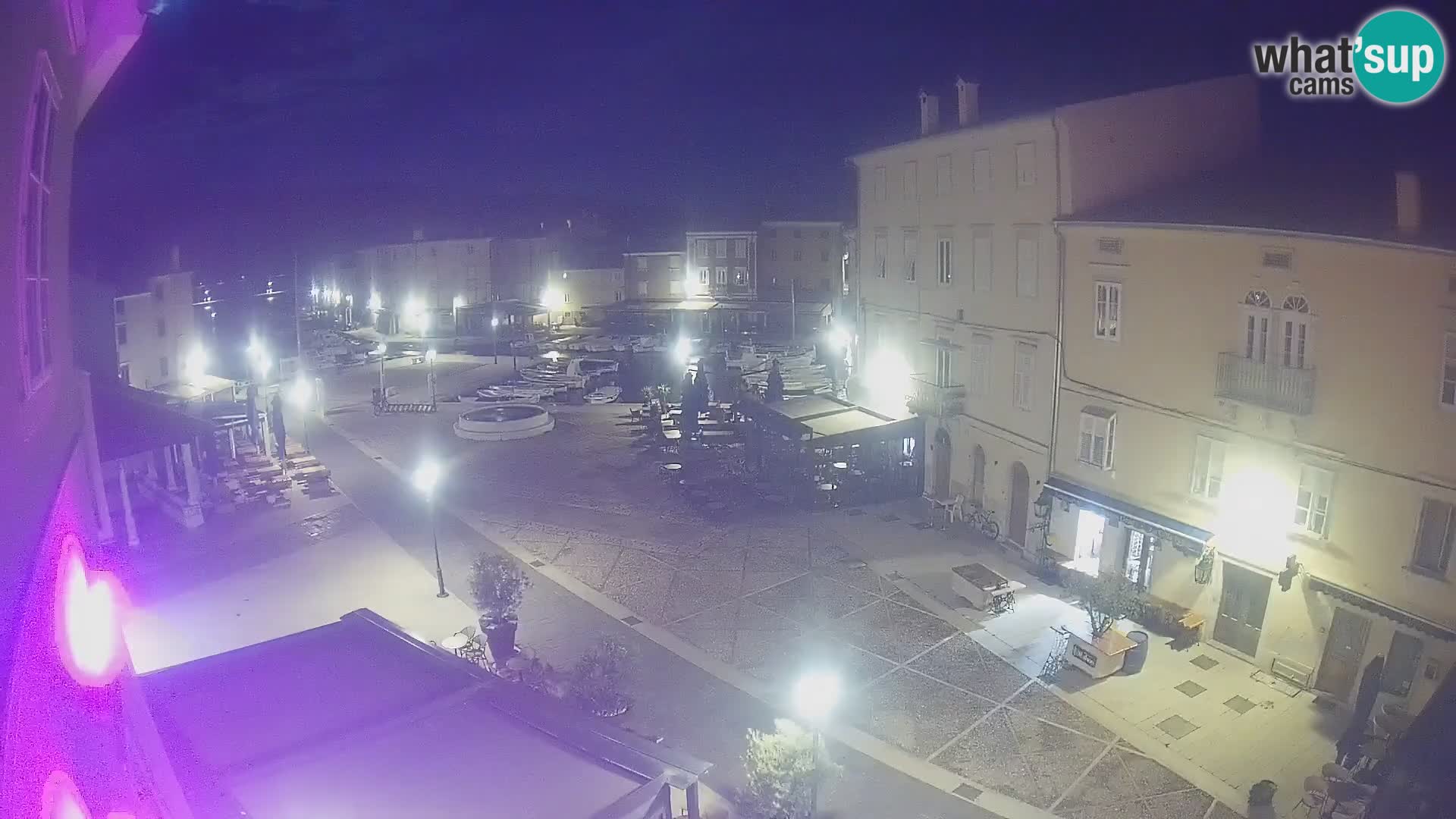V ŽIVO spletna kamera Cres mesto – glavni trg in “mandrač” – otok Cres – Hrvaška