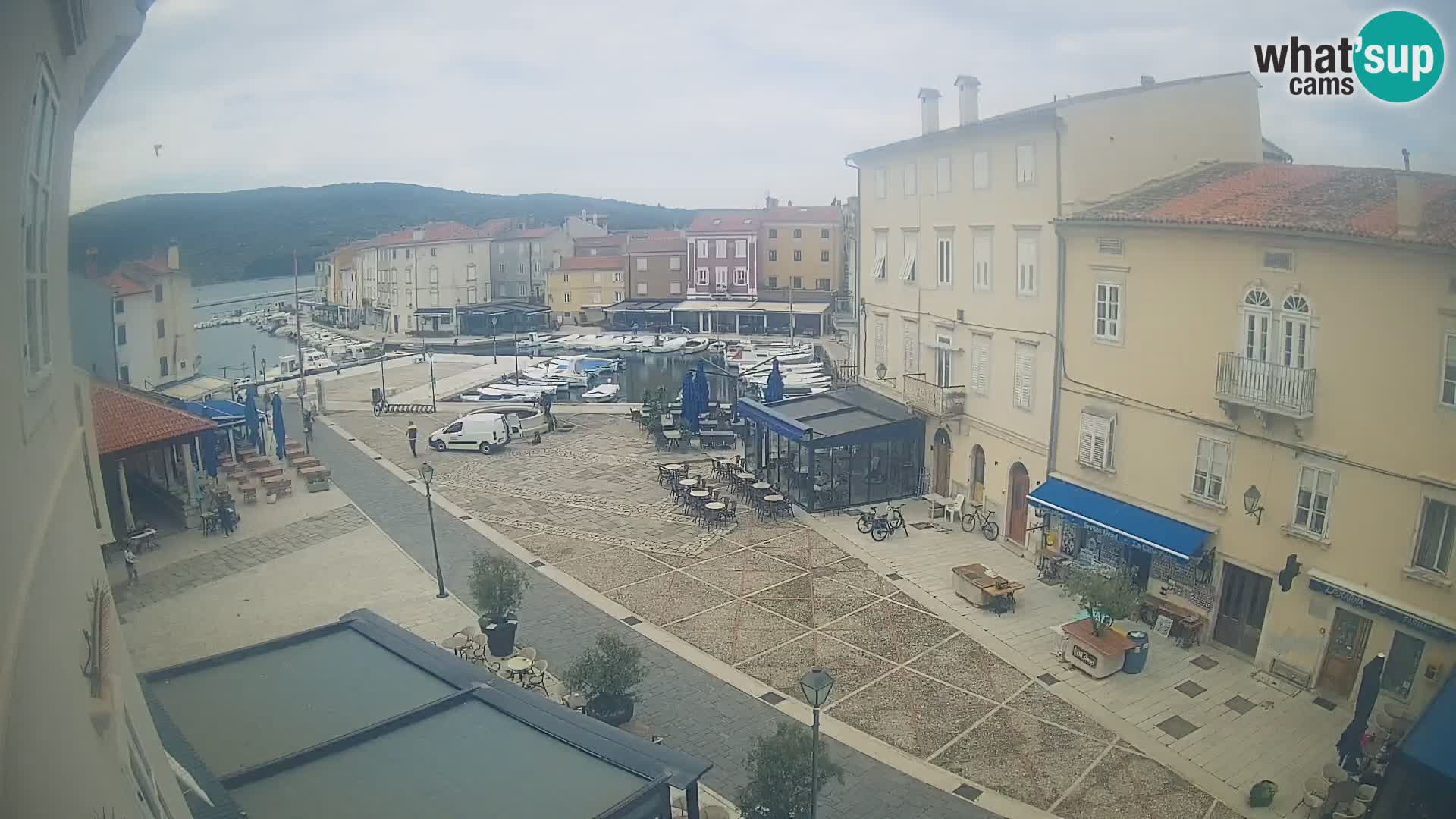 Web kamera Grad Cres – glavni trg i “mandrač” – otok Cres