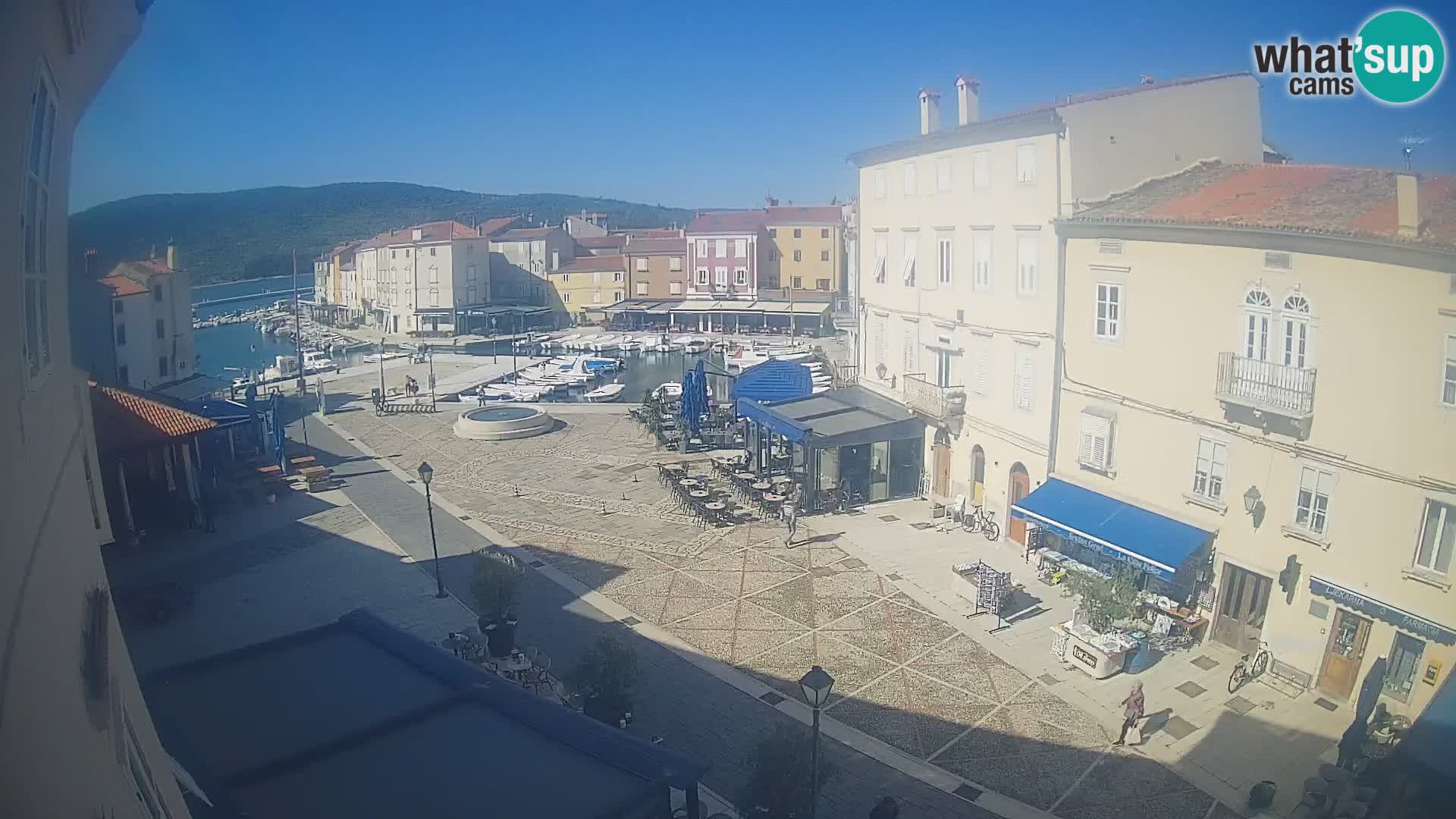 Kamera v ŽIVO Cres mesto – glavni trg in “mandrač” – otok Cres – Hrvaška