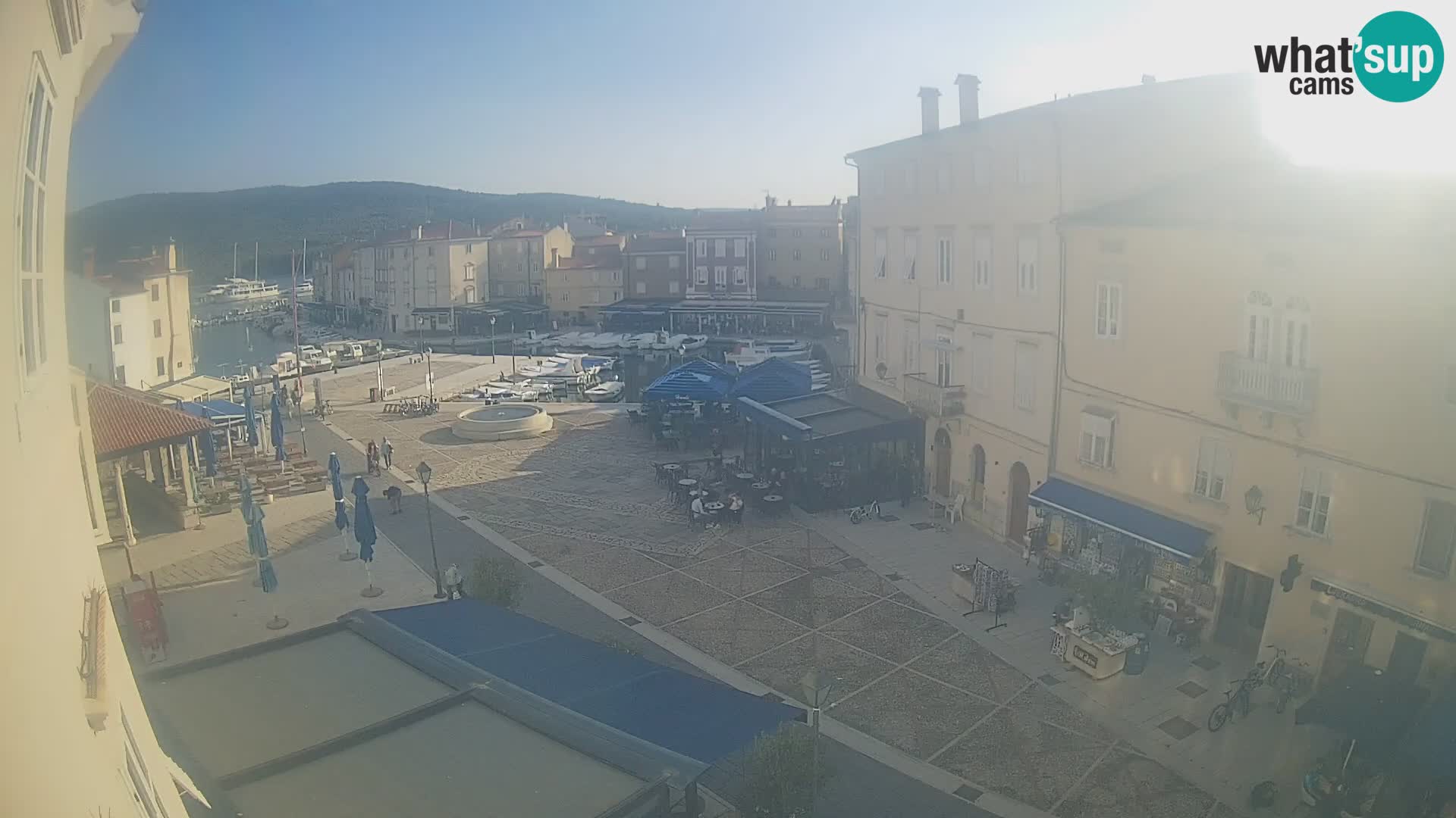 V ŽIVO spletna kamera Cres mesto – glavni trg in “mandrač” – otok Cres – Hrvaška