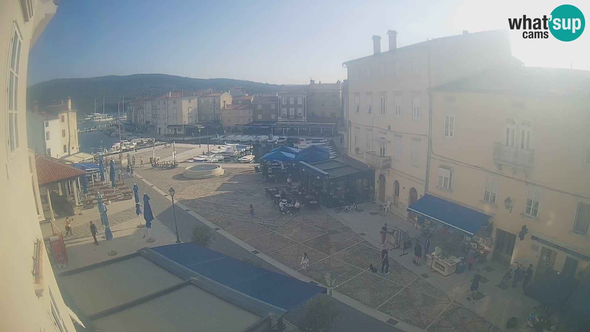 Kamera v ŽIVO Cres mesto – glavni trg in “mandrač” – otok Cres – Hrvaška
