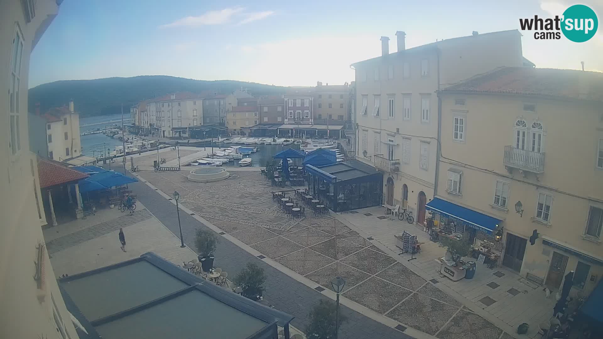 V ŽIVO spletna kamera Cres mesto – glavni trg in “mandrač” – otok Cres – Hrvaška