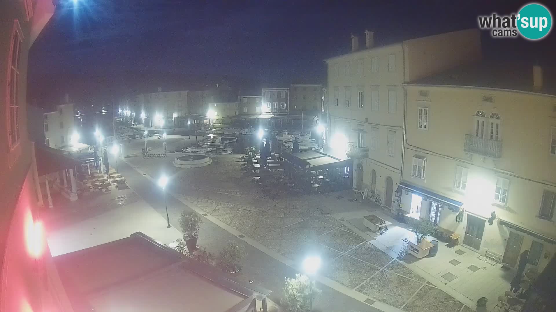 V ŽIVO spletna kamera Cres mesto – glavni trg in “mandrač” – otok Cres – Hrvaška