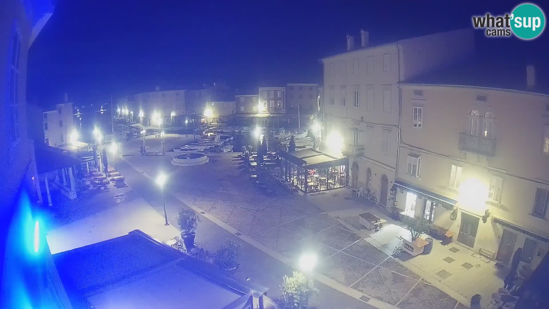 Web kamera Grad Cres – glavni trg i “mandrač” – otok Cres